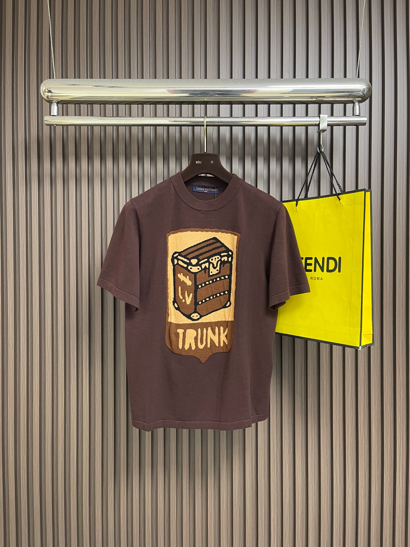 NO:836061,LV co-branded hard case fun jacquard knitted short-sleeved T-shirt. The fabric is customized with 14s fine knitted pieces. It feels smooth, comfortable and soft. The crew neck shirt is dyed with the classic color of the brand's traditional hard case and is painted on the front with intarsia technology. Then the monogram flower is placed on the back. The overall routing is straight and delicate, the fabric is comfortable and soft, and the color is consistent without color difference. It can be matched with the same style to create a fashionable look and control various occasions. Customized accessories, complete three standards, same style for men and women!  Size S-XL S size bust 108 shoulder width 44 length 69 M size bust 112 shoulder width 46 length 71 L size bust 116 shoulder width 48 length 7319860909LV 联名硬箱趣味提花针织短袖T恤,面料采用14s细针织片定制处理 手感顺滑舒适柔软 圆领衫浸染品牌传统硬箱的经典色调 并以嵌花工艺将其绘于正面 再令monogram 花卉栖身背后.整体走线平直细腻,面料舒适柔软,颜色一致无色差 能与同款搭配营造时尚造型,驾驭各种场合,定制辅料,三标齐全,男女同款！尺码S-XL S码 胸围108 肩宽44衣长69 M码胸围112肩宽46衣长71 L码 胸围116肩宽48衣长73 XL码胸围120 肩宽50 衣长75,,louis vuitton,T-shirt,tees，t-shirt,,Men's clothing