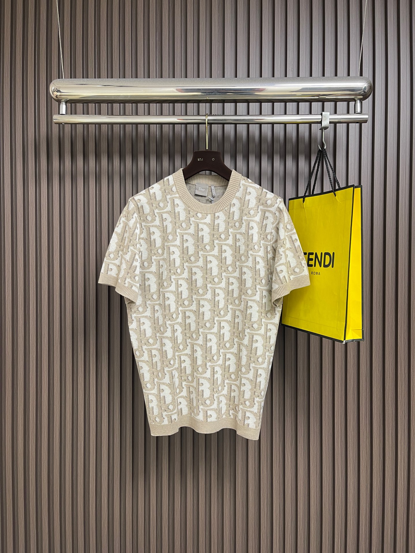 NO:835070,Dior  Letter jacquard knitted short-sleeved T-shirt, this Dior-style letter jacquard knitted short-sleeve uses high-end jacquard weaving technology and uses classic presbyopia all-over printing patterns to create a visual focus. The whole body is made of delicate and skin-friendly knitted fabrics, which are both breathable and drapey. The upper body is comfortable and not sweaty. The round neck + contrasting color hemming design fits the neck line and is simple and elegant; the short-sleeved version is suitable for men and women, and the loose cut does not pick up on the body shape. It is suitable for daily wear.  Easy to control. The details are neatly routed, the jacquard pattern is clear and three-dimensional, and it is not easy to deform and pill. It is both beautiful and practical. It is recommended to give priority to dry cleaning. If washing, use 30-40℃ warm water to gently hand wash. Avoid violent machine washing, exposure and bleaching. Proper maintenance can keep the crisp texture of clothes for a long time. It is a versatile texture item for commuting, leisure and other scenes. The overall wiring is straight and delicate, the fabric is comfortable and soft, and the color is consistent and without color difference.  It can be matched with the same style to create a fashionable look, and can be used in various occasions. Customized accessories, complete with three standards, same style for men and women!  Size S-XL S size bust 103 shoulder width 46 length 67 M size bust 107 shoulder width 47.5 length 69 L size bust 111 shoulder width 49 length 71 XL size bust 115 shoulder width 50.5 length 73, dior, T-shirt, tees, t-shirt,19860909Dior 字母提花针织衫短袖T恤,这款Dior风字母提花针织短袖,采用高端提花织造工艺,以经典老花满印图案打造视觉焦点,整体采用细腻亲肤的针织面料,兼具透气感与垂坠质感,上身舒适不闷汗.圆领+撞色包边设计,贴合颈部线条,简约大气；短袖版型适配男女同款,宽松剪裁不挑身形,日常穿搭轻松驾驭.细节处走线工整,提花图案清晰立体,不易变形起球,兼顾美观与实穿性.洗涤建议优先干洗,若水洗需用30-40℃温水轻柔手洗,避免暴力机洗、暴晒与漂白,妥善保养可长久保持衣物挺括质感,是通勤、休闲等多场景的百搭质感单品.整体走线平直细腻,面料舒适柔软,颜色一致无色差 能与同款搭配营造时尚造型,驾驭各种场合,定制辅料,三标齐全,男女同款！尺码S-XL S码 胸围103肩宽46衣长67 M码胸围107肩宽47.5 衣长69 L码 胸围111 肩宽49 衣长71 XL码胸围115 肩宽50.5 衣长73,,dior,T-shirt,tees，t-shirt,,Men's clothing