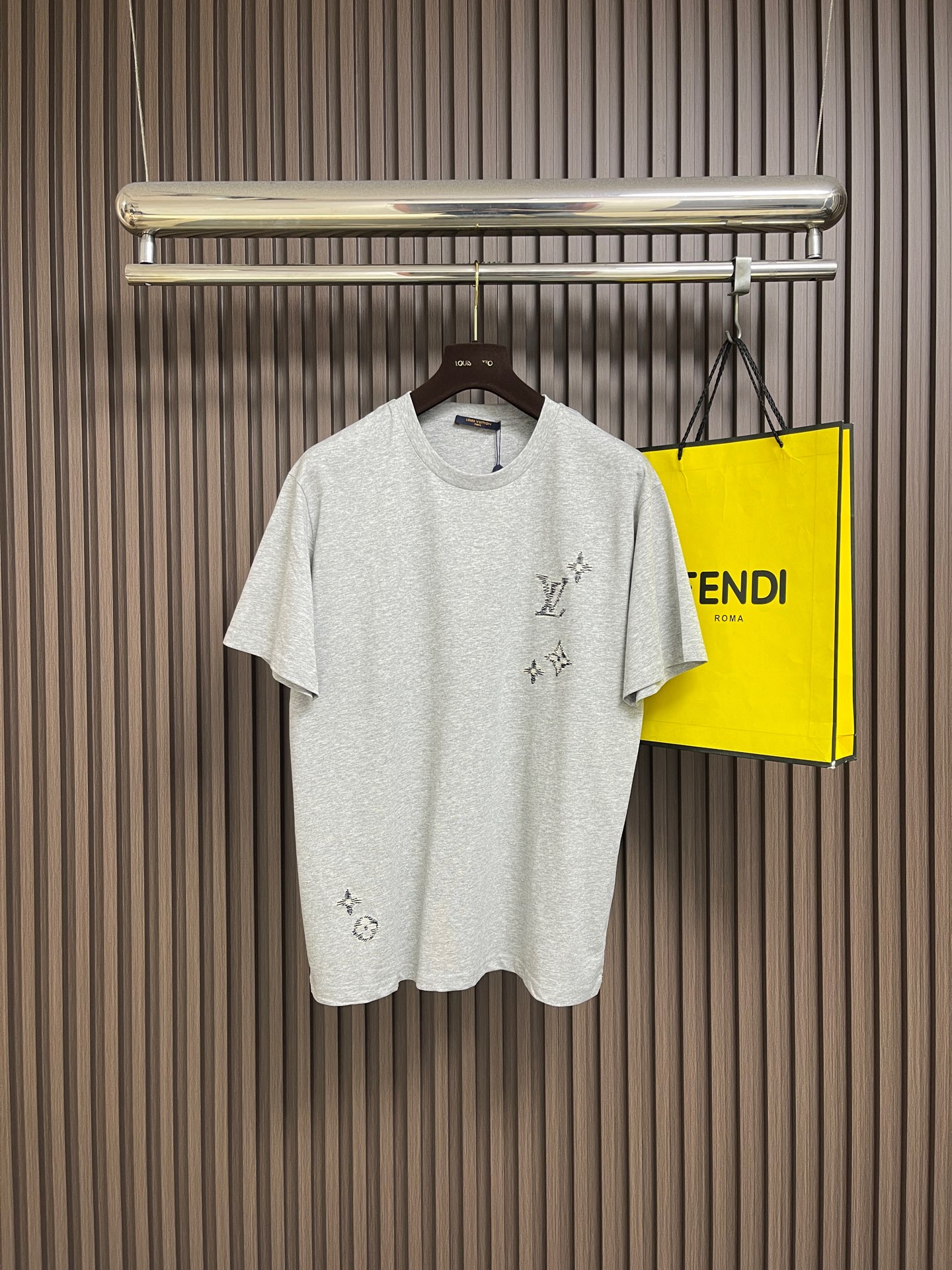 NO:836122,LV two-color thread embroidered short-sleeved T-shirt. This lightweight summer T-shirt is made of organic cotton in a soft gray color and decorated with the series' signature 'Monogram' embroidery. Inspired by traditional Japanese crafts, it embroiders the three-dimensional Monogram logo with contrasting yarn, injecting a hand-made sense of art into the classic wardrobe piece. Sizes S-XL S Size Bust 112 Shoulder Width 49 Length 72.5 Medium Bust 116 Shoulder Width 51  Length 74 L, bust 120, shoulder width 53, Length 75.5 XL, bust 124, shoulder width 55, length 77, Louis Vuitton, T-shirt, tees, t-shirt,19860909LV 双色线刺绣短袖T恤,这款轻盈的夏季 T 恤采用有机棉制成,呈柔和的灰色,并饰有本系列的标志性「Monogram 刺子绣」刺绣.灵感源自日本传统工艺,它以对比色纱线绣出立体 Monogram 标识,为经典衣橱单品注入手工艺术感.尺码S-XL S码 胸围112 肩宽49 衣长72.5 M码胸围116 肩宽51 衣长74 L码 胸围120 肩宽53 衣长75.5 XL码胸围124 肩宽55 衣长77,,louis vuitton,T-shirt,tees，t-shirt,,Men's clothing