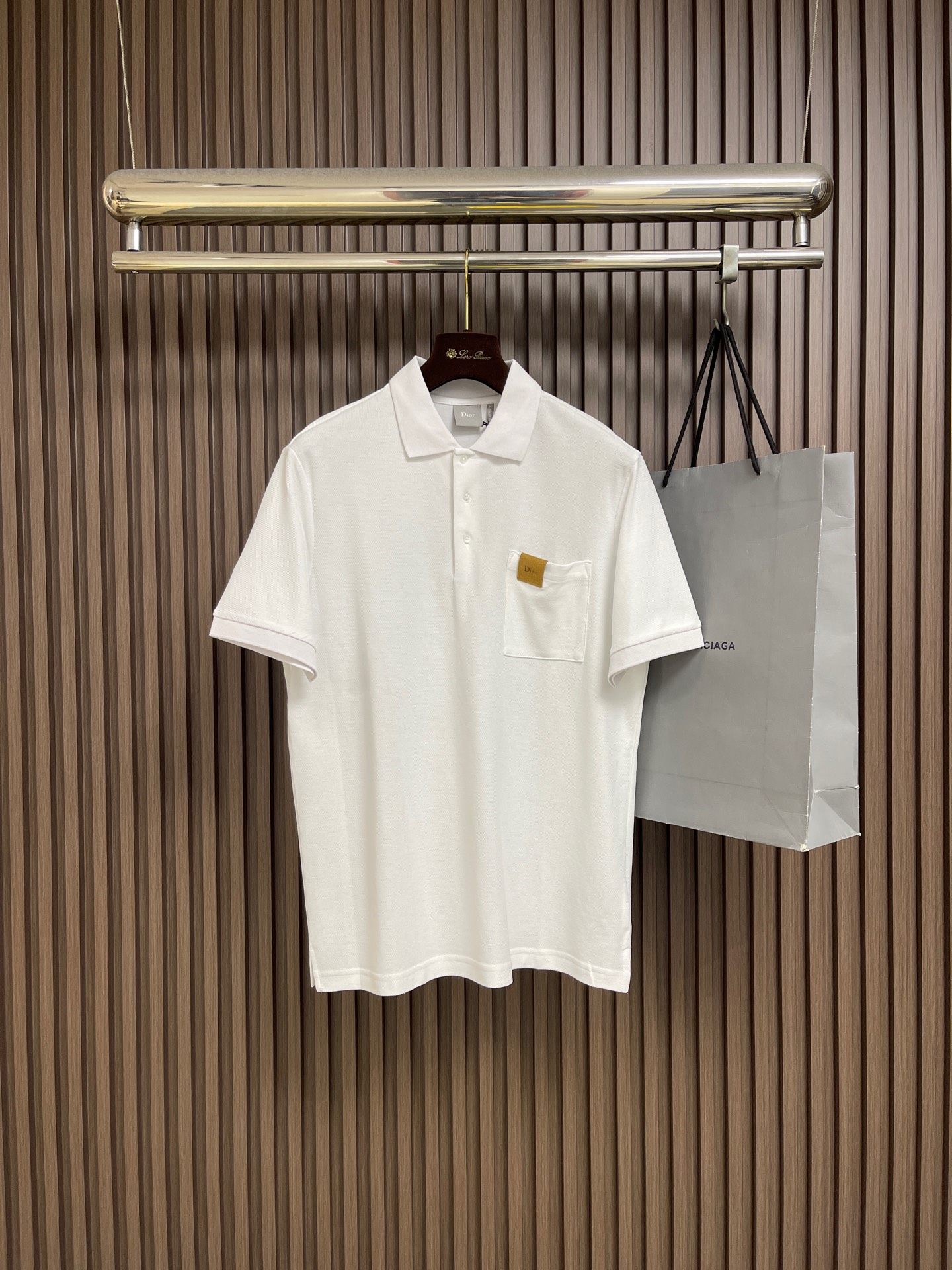 NO:836123,Dior pocket leather label logo lapel short-sleeved Polo, simple design + left chest patch pocket, full of details! The fabric is breathable and comfortable, very suitable for summer wear. The loose fit can accommodate a variety of body types, commuting, leisure, and outdoor. It can be worn casually and stylish, and you can easily get a boyish or urban casual style. Sizes S-XL  Bust 114, shoulder width 48, length 74 XL, bust 118, shoulder width 50, length 75, dior, T-shirt,19860909Dior 口袋皮标徽标翻领短袖Polo,简约设计+左胸贴袋,细节感满满!面料透气舒适,夏天穿超合适 宽松版型,包容多种身材,通勤,休闲,户外都能轻松驾驭.随手搭,都很有型,轻松get少年感or都市休闲风.尺码S-XL S码 胸围106 肩宽44 衣长72 M码 胸围110 肩宽46 衣长73 L码 胸围114 肩宽48 衣长74 XL码 胸围118 肩宽50 衣长75,,dior,T-shirt,,Men's clothing