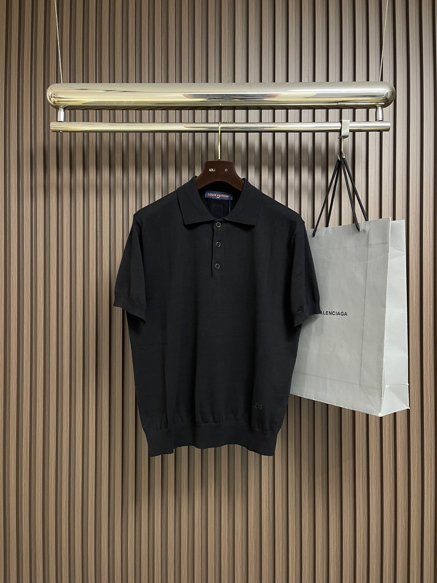 NO:836119,LV  The knitted polo shirt with logo embroidered on the hem has a delicate, soft texture and excellent breathability. It is combined with pre-shrinking and enzyme washing processes to prevent pilling and deformation after long-term wear. It is refreshing and not stuffy to wear in summer. The classic lapel is reinforced with double-layer hot-melt lining and high-temperature pressing and shaping process, and the collar tip is crisp and not soft. The placket is equipped with the same color deep sea shell buckle, four-hole cross-stitching reinforcement, the overall line is straight and delicate, the fabric is comfortable and soft, and the color is consistent without color difference.  It can be matched with the same style to create a fashionable look, and can be used in various occasions. Customized accessories, complete with three standards, same style for men and women!  Size S-XL S size Bust 104 Shoulder width 48 Length 66 Medium Bust 108 Shoulder width 50 Length 68 Large Size Bust 112 Shoulder width 52 Length 70 XL Bust 116 Shoulder width 54 Length 72,,louis vuitton,19860909LV 下摆刺绣logo针织polo衫,肌理细腻软糯且透气性极佳,配合预缩与酵素水洗工艺,久穿不易起球变形.夏日穿着清爽不闷.经典翻领采用双层热熔衬加固与高温压烫定型工艺,领尖挺括不软塌；门襟搭配同色系深海贝壳扣,四孔交叉缝线加固,整体走线平直细腻,面料舒适柔软,颜色一致无色差 能与同款搭配营造时尚造型,驾驭各种场合,定制辅料,三标齐全,男女同款！尺码S-XL S码 胸围104 肩宽48 衣长66 M码胸围108 肩宽50 衣长68 L码 胸围112肩宽52 衣长70 XL码胸围116肩宽54 衣长72,,louis vuitton,,Men's clothing