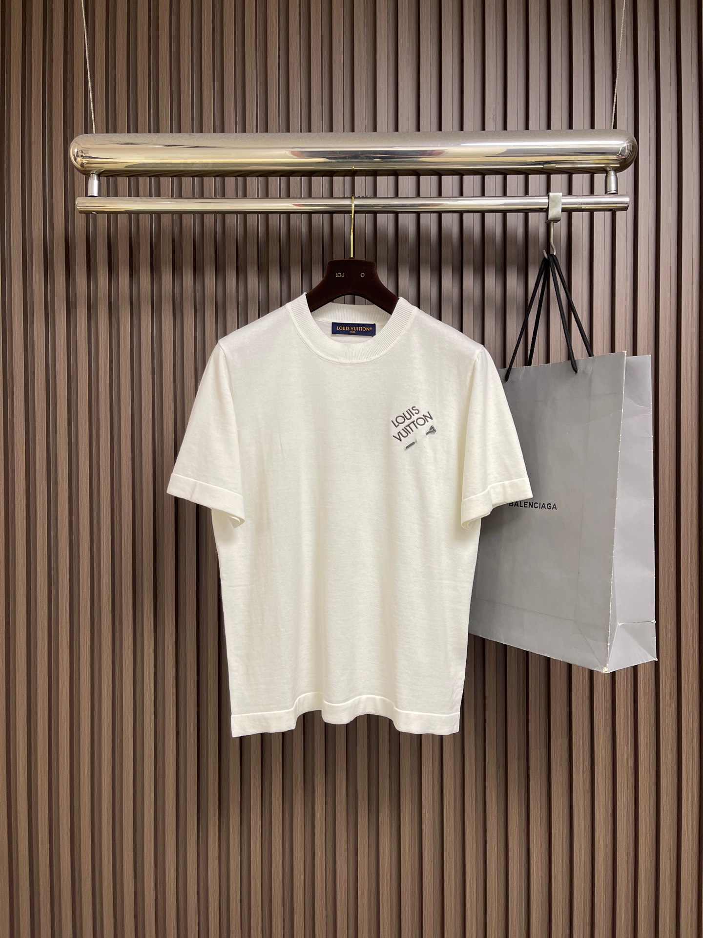 NO:836079,LV letter pin knitted short-sleeved T-shirt is knitted with custom-woven, custom-dyed, fully combed cotton yarn. A 14-needle computerized flat knitting machine is used to knit single-sided woolen tissue according to the original version. The entire piece of clothing takes 6-7 hours to assemble!  Sewing the letters on the chest, trimming the details, purely manual thread picking, knotting, inspection, and random inspection before proceeding to the next step. Partial jacquard on one side, long time consuming on the loom, unstable loss variables, and high scrap rate; do not customize the dyeing according to the original mold, restore the original color, and distinguish the wrong color on the market from the big-headed version. Sizes S-XL S code bust 108 shoulder width 44 dress length 66 M size bust 112 shoulder width 46 dress length 68  L size bust 116 shoulder width 48 length 70 XL size bust 120 shoulder width 50 length 72, Louis Vuitton, T-shirt, tees, t-shirt,19860909LV 字母别针针织短袖T恤,采用定织定染全精梳棉纱编织,以14针电脑横机参照原版进行单边挂毛组织编织,整件衣片织片耗时6-7小时件！胸前字母缝制,细节处理后整,纯手工挑线,打结头,检验,抽查后才能进行下一步操作,单边局部提花,织机耗时长,损耗变数不稳定,报废率较高；别针对照原版开模定制定染,还原原版颜色,区别市场上的错误颜色和大头版本.尺码S-XL S码 胸围108 肩宽44衣长66 M码胸围112肩宽46衣长68 L码 胸围116肩宽48衣长70 XL码胸围120 肩宽50 衣长72,,louis vuitton,T-shirt,tees，t-shirt,,Men's clothing