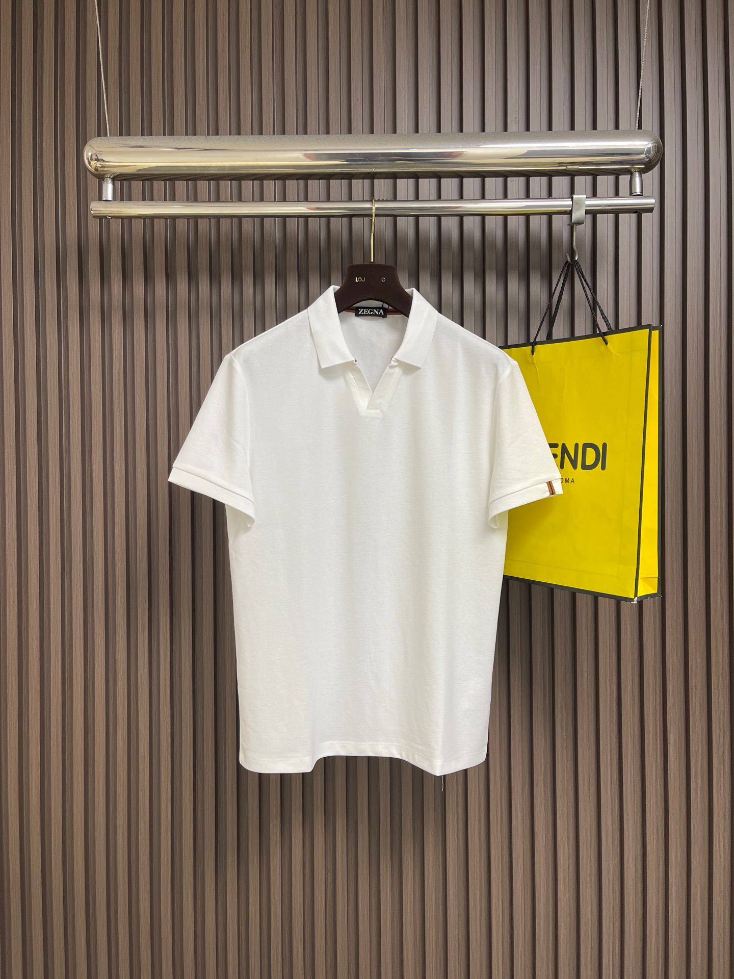 NO:836053,Zegna 2026SS new season cotton Polo shirt. This Polo shirt is made of proprietary Premium cotton fabric. It is elegant, timeless and durable, highlighting the charm of sophisticated casual wear. The open collar adds a casual atmosphere to the classic short-sleeved silhouette. The Premium cotton yarn used in this garment is only refined from long cotton fibers. It has strength, softness and durability, and can give a luxurious texture to daily looks. Size M-3XL  M size, dress length 65, shoulder width 45, bust 102, L size, dress length 67, shoulder width 46.75, chest size 106,19860909Zegna 2026SS当季新款棉质Polo衫,此款Polo衫采用专有的Premium棉质面料制成,优雅隽永,经久耐穿,彰显考究休闲服饰魅力,式开领为经典短袖廓形增添闲适气息,这款服装所用的Premium棉质纱线仅甄选长棉纤维精制而成,兼具强韧度、柔软性和耐用性,能够为日常造型赋予奢华质感.尺码M-3XL M码 衣长65肩宽45 胸围102 L码衣长67肩宽46.75 胸围106 XL码 衣长69肩宽48.5胸围110 XXL码 衣长71 肩宽50.25 胸围114 XXXL码衣长73肩宽53.75 胸围118,,miumiu,T-shirt,,Men's clothing