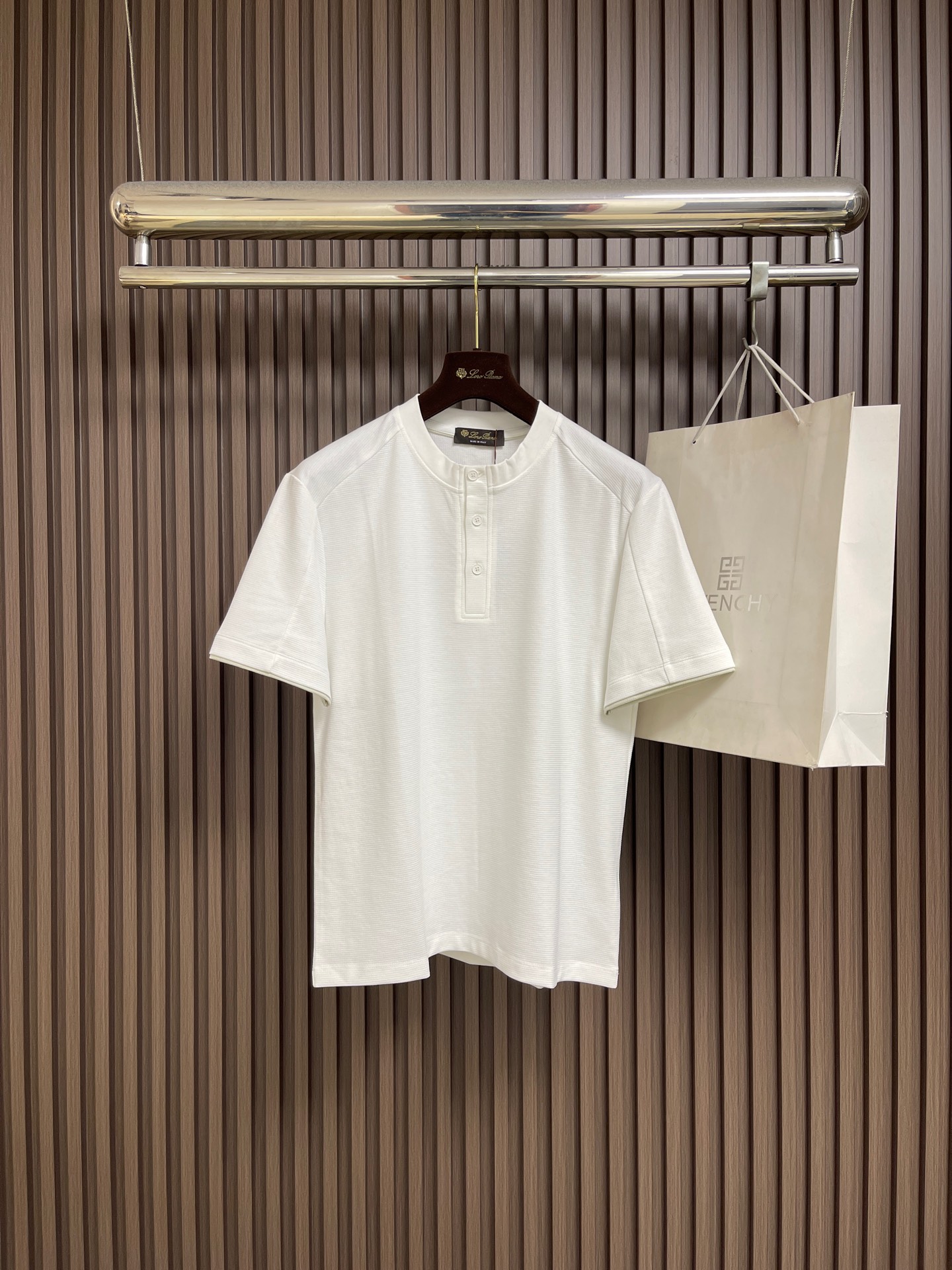 NO:837766,LP Loro Piana 2026ss new contrast color fake two-piece button placket round neck short-sleeved T-shirt, versatile style that anyone can easily control. The fabric is fully customized. High-end first-class polyester fabric. The fabric feels soft, and the upper body is comfortable and soft. The simple style is very classy, simple and stylish, the cut is very exquisite, showing aura, and will highlight the sophistication of business men. Sizes M-3XL M size, length 65, shoulder width 45  Bust 102 L, length 67, shoulder width 46.75, bust 106 XL, length 69, shoulder width 48.5, bust 110 XXL, length 71, shoulder width 50.25, bust 11419860909LP Loro Piana 2026ss新款撞色假两件钮扣门襟圆领短袖T恤, 百搭款式 任何人都可以轻松驾驭 面料全订制 高定一等品涤纶面料 面料手感柔软,上身舒适柔软 简约的款式非常显档次,简约个性时尚,版型剪裁非常精致,显气场,又会凸显商务男士的精致.尺码M-3XL M码 衣长65肩宽45 胸围102 L码衣长67肩宽46.75 胸围106 XL码 衣长69肩宽48.5胸围110 XXL码 衣长71 肩宽50.25 胸围114 XXXL码衣长73肩宽53.75 胸围118,,loro piana,loro piana,T-shirt,tees，t-shirt,,Men's clothing