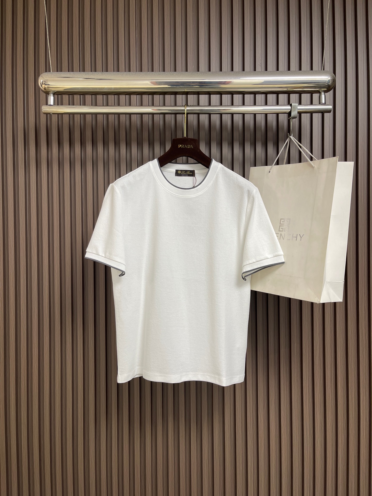 NO:837762,LP Loro Piana 2026ss new contrast color fake two-piece round neck short-sleeved T-shirt, versatile style that anyone can easily control. The fabric is fully customized. High-end first-class polyester fabric. The fabric feels soft and the upper body is comfortable and soft. The simple style is very classy, simple and stylish, and the tailoring is very exquisite. It shows aura and highlights the sophistication of business men. Sizes M-3XL M size Length 65, shoulder width 45, bust 102  L size clothing length 67 shoulder width 46.75 bust size 10619860909LP Loro Piana 2026ss新款撞色假两件圆领短袖T恤, 百搭款式 任何人都可以轻松驾驭 面料全订制 高定一等品涤纶面料 面料手感柔软,上身舒适柔软 简约的款式非常显档次,简约个性时尚,版型剪裁非常精致,显气场,又会凸显商务男士的精致.尺码M-3XL M码 衣长65肩宽45 胸围102 L码衣长67肩宽46.75 胸围106 XL码 衣长69肩宽48.5胸围110 XXL码 衣长71 肩宽50.25 胸围114 XXXL码衣长73肩宽53.75 胸围118,,loro piana,loro piana,T-shirt,tees，t-shirt,,Men's clothing