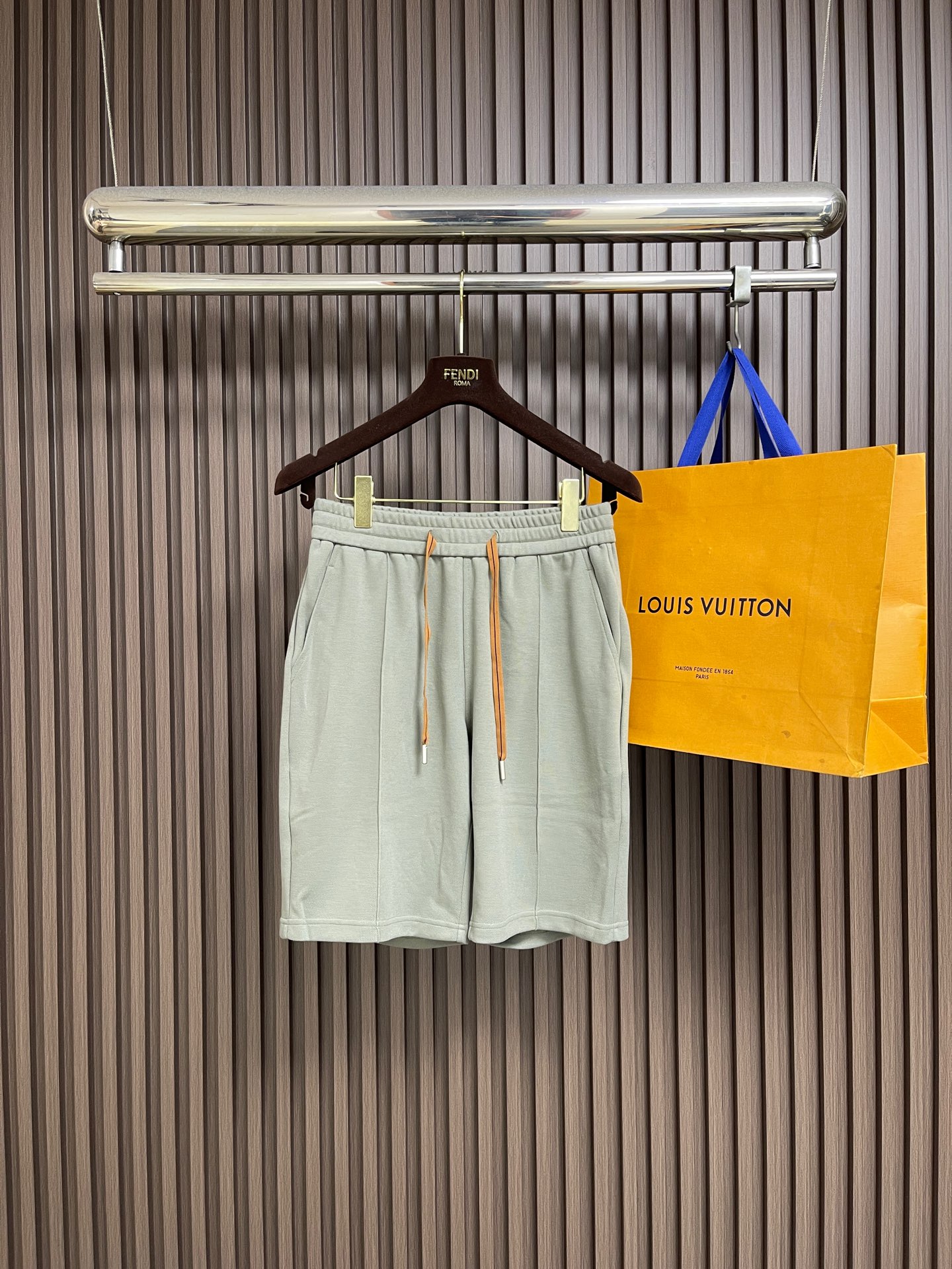 NO:836049,ZEGNA 2026SS new solid color casual shorts for spring and summer. Customized fabrics provided by customers. The original pants type upper body is casual and versatile, casual and lazy. The customized craftsmanship is extremely comfortable. High-end atmosphere. Sizes M-3XL,,shorts,19860909ZEGNA 2026SS春夏季新款净色休闲短裤.客供定制面料,原版裤型上身休闲百搭、随性慵懒范,订制工艺 舒适感爆棚.高端大气.尺码M-3XL,,shorts,,Men's clothing