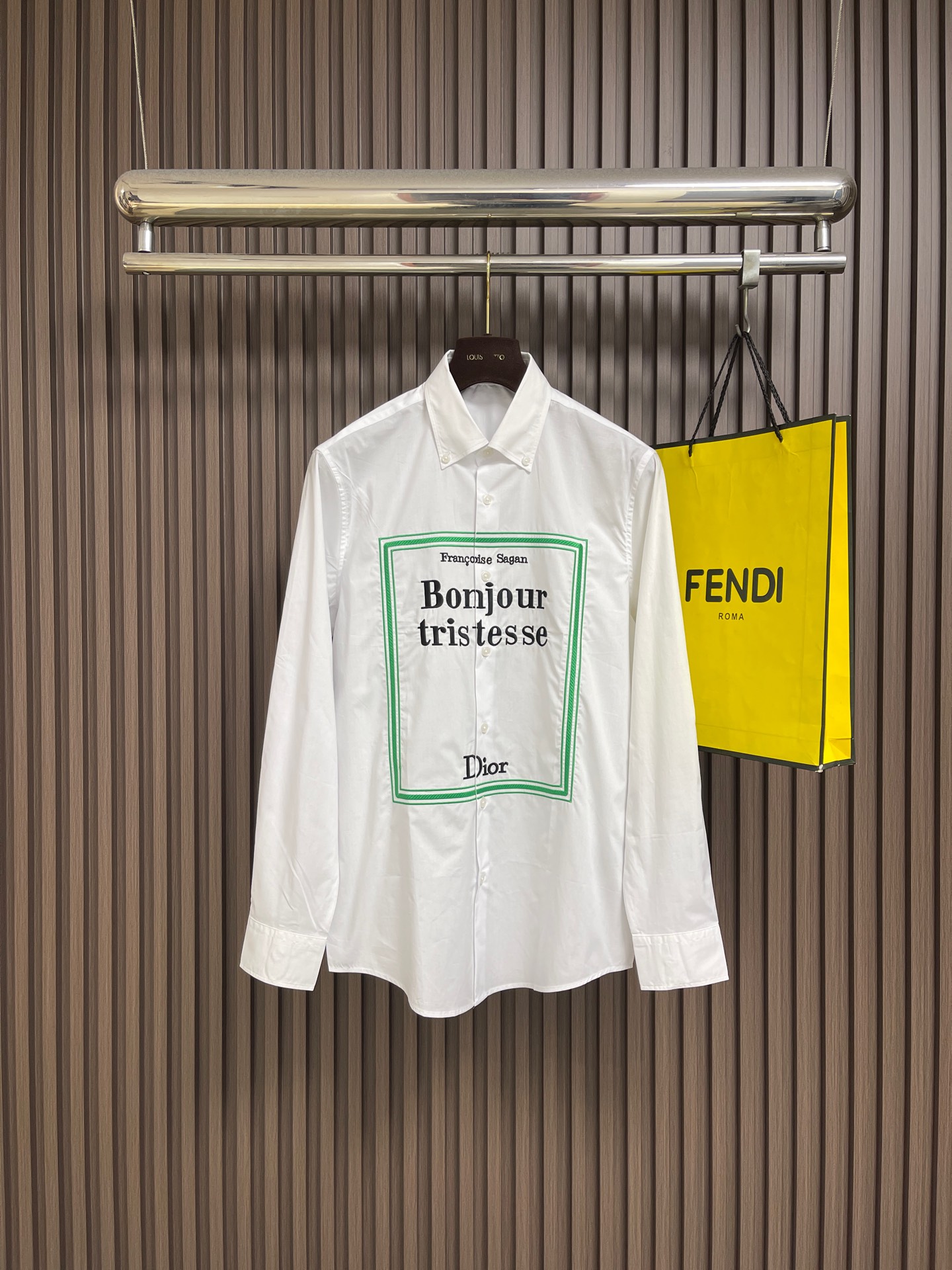 NO:839823,Dior 2026ss new long-sleeved shirt, from Jonathan Anderson's dream library collection, interprets the original cover of Franoise Sagan's 'Bonjour tristesse' to pay tribute to this literary masterpiece. Carefully crafted in white cotton fabric, with a button collar. Can be matched or worn to create a variety of looks. Sizes S-XXL  Size S, shoulder width 46cm, bust 102cm, length 76cm, size M, shoulder width 47cm, bust 106cm, length 77.5cm, size L, shoulder width 48cm, bust 110cm, length 79cm, size XL, width 49cm, bust 114cm, length 80.5cm, size XXL, width 50cm, bust 118cm, length 82cm,,dior,shirts,19860909Dior 2026ss新款长袖衬衫,来自乔纳森·安德森 (Jonathan Anderson) 的梦幻图书馆藏,演绎弗朗索瓦丝·萨冈 (Franoise Sagan) 的作品《你好,忧愁 (Bonjour tristesse)》的原版封面,以此向这部文学杰作致敬.采用白色棉质面料精心制作,搭配纽扣衣领.可搭配或穿着,打造各式造型.尺码S-XXL S码肩宽46cm胸围102cm衣长76cm M码肩宽47cm胸围106cm衣长77.5cm L码肩宽48cm 胸围110cm 衣长79cm XL码肩宽49cm 胸围114cm 衣长80.5cm XXL码肩宽50cm 胸围118cm 衣长82cm,,dior,shirts,,Men's clothing