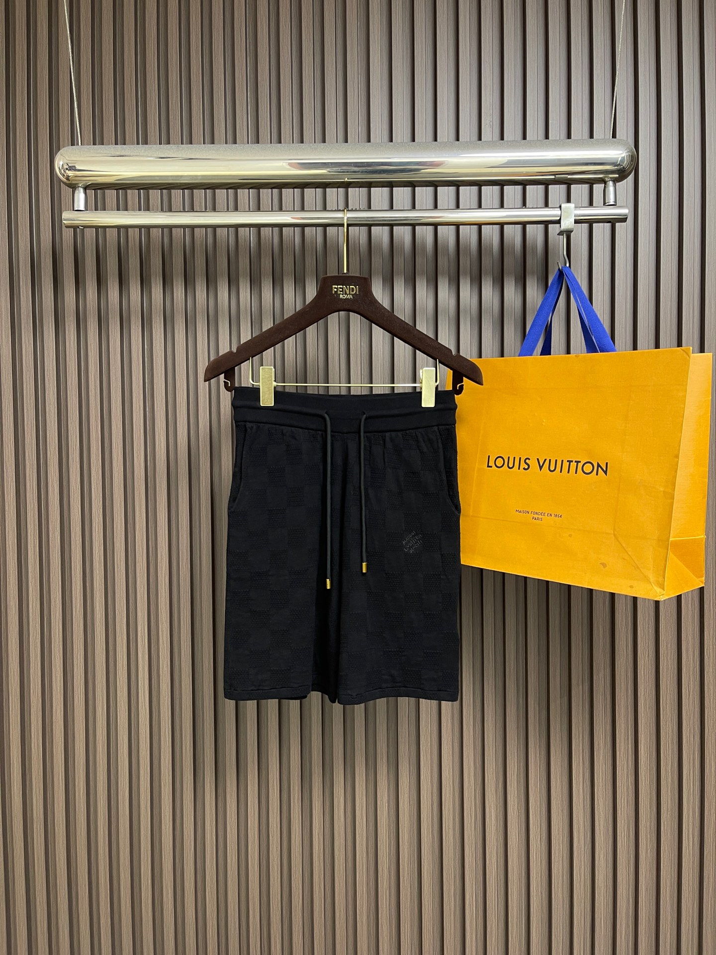 NO:839835,Tops Shorts LV 2026SS new summer checkerboard jacquard knitted short-sleeved T-shirt shorts suit, the tailoring process and neat details add color to the playful fashion!  Neat and meticulous, the fitting structure is unique. The upper body not only has outstanding recognition, but also reduces age and youthfulness. Sizes S-XL Top S size Bust Shoulder width 44 Length 68 M size Bust 112 Shoulder width 46 Length 70 L size Bust 116 Shoulder width 48 Length 72 XL size Bust 110 Shoulder width 50 Length 74 Shorts S size  Pants length 48, waist 66, size M, length 50, waist 70, size L, length 52, waist 74, size XL, length 54, waist 78, Louis Vuitton, shorts, T-shirt, tees, t-shirt,19860909上衣 短裤 LV 2026SS夏季新款棋盘格提花针织短袖T恤短裤套装,裁剪工艺细节处理工整为玩味时尚增添色彩！工整细致,合身的版型构造更是独具匠心,上身不仅有着出彩的辨识度更是减龄青春.尺码S-XL 上衣 S码 胸围 肩宽44 衣长68 M码胸围112 肩宽46 衣长70 L码 胸围116 肩宽48 衣长72 XL码胸围110 肩宽50衣长74 短裤 S码 裤长48 腰围66 M码裤长50 腰围70  L码 裤长52 腰围74 XL码裤长54 腰围78,,louis vuitton,shorts,T-shirt,tees，t-shirt,,Men's clothing