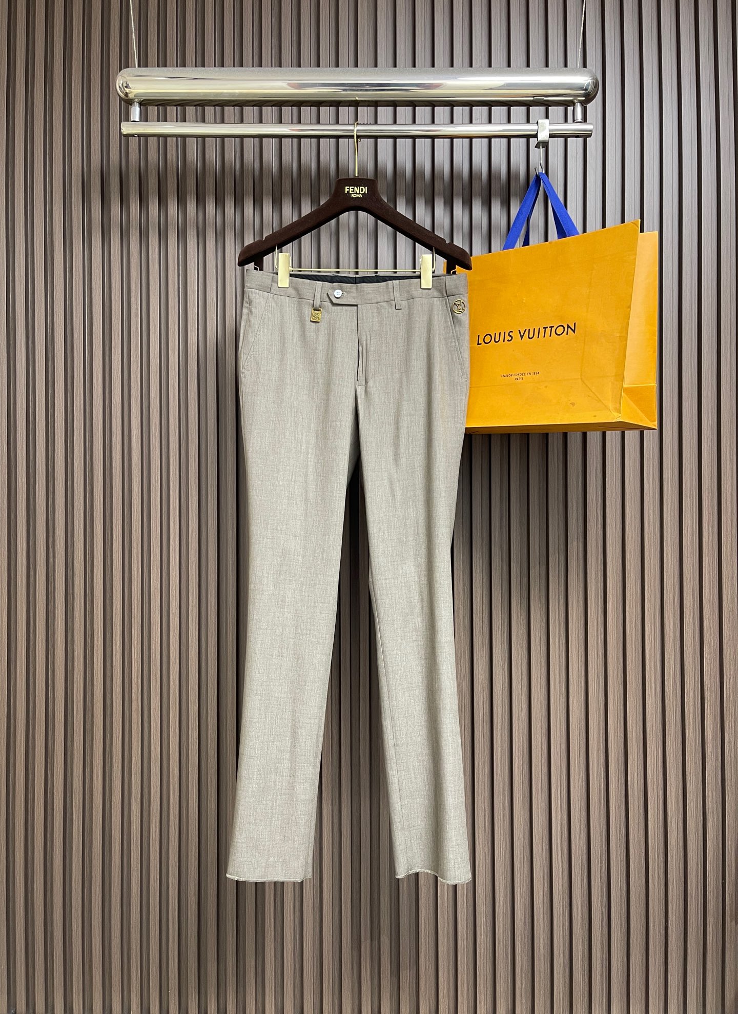 NO:842655,The whole set can be sold separately, single suit, trousers, LV  2026SS early spring new high-end hardware pocket suit, suit jacket and trousers suit with cartoon leather logo logo. The design optimizes the body proportions, outlines the straight shoulder line and smooth waistline, and hides the exquisite thought of high-end tailoring. The whole set adopts the same color precision wiring, and the details highlight the brand's inherited sewing technology. Every stitch embodies the utmost care for quality.  Pursuit. From fabric selection to pattern polishing, from detail processing to style presentation, this suit is not only a perfect fusion of high-end fabrics and exquisite craftsmanship, but also a tool for urban elites to show off their taste and style. Say goodbye to the same commuter attire and use a premium suit to unlock the charm of a man who is calm and restrained without losing quality. Sizes 46-56  Suit size 46, length 70, shoulder width 42.8, bust 100, size 48, length 72, shoulder width 44, bust 104, size 50, length 74, shoulder width 45.2, bust 108, size 52, length 76, shoulder width 46.2, bust 112, size 54, length 78, shoulder width 47.6, bust 116, size 56, length 80  Shoulder width 48.8 Bust 120 Pants Size 46 length 109 Waist 77 Hips 98.8 Size 48 length 112 Waist 81 Hips 102 Size 50 length 115 Waist 85 Hips 105.2 Size 52 length 117 Waist 89 Hips 108.4 Size 54 length 119 Waist 93  Hips 111.6, size 56 pants length 121, waist 97, hips 114.8,,louis vuitton,jackets & coats,business suit,19860909整套 可拆卖 单西服 西裤 LV 2026SS早春新款高定五金口袋卡通皮标logo西装西服外套西裤套装,设计优化身形比例,勾勒挺拔肩线与流畅腰线,暗藏高定剪裁的精妙心机.整套采用同色系精密走线,细节处彰显品牌传承的缝纫工艺,每一处针脚都凝聚着对品质的极致追求.从面料甄选到版型打磨,从细节处理到风格呈现,这款西装既是高端面料与精湛工艺的完美融合,也是都市精英彰显品味与格调的穿搭利器.告别千篇一律的通勤着装,用一件臻品西装,解锁沉稳内敛又不失质感的男士魅力.尺码46-56 西服 46码衣长70 肩宽42.8胸围100 48码衣长72 肩宽44胸围104 50码衣长74 肩宽45.2胸围108 52码衣长76 肩宽46.2胸围112 54码衣长78 肩宽47.6胸围116 56码衣长80 肩宽48.8胸围120 西裤 46码裤长109 腰围77 臀围98.8 48码裤长112 腰围81臀围102 50码裤长115 腰围85 臀围105.2 52码裤长117 腰围89 臀围108.4 54码裤长119 腰围93 臀围111.6 56码裤长121 腰围97 臀围114.8,,louis vuitton,jackets & coats,business suit,,Men's clothing
