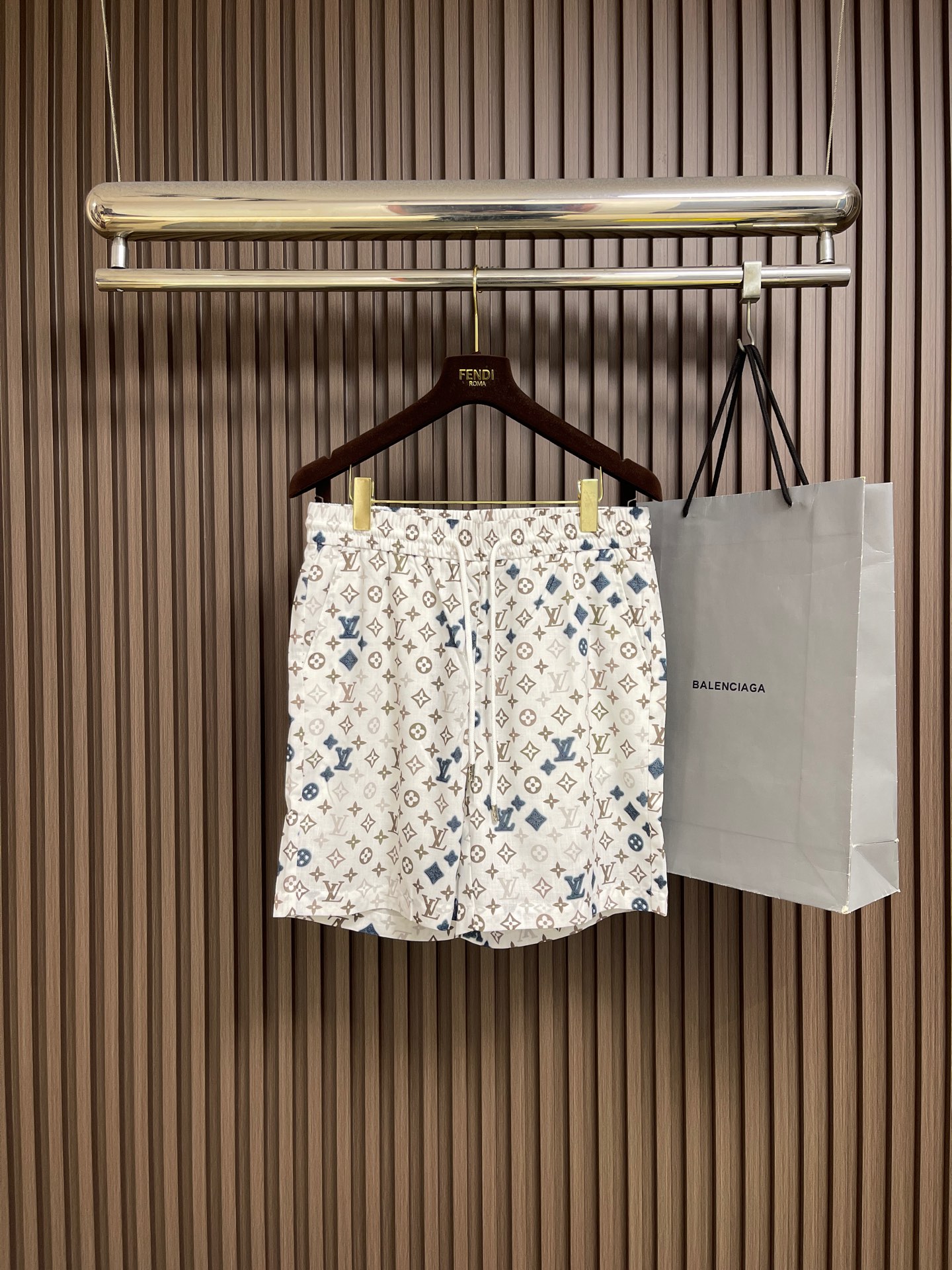 NO:839861,Complete set of LV 2026SS new summer printed lapel short-sleeved shirt and shorts suit, customized fabric, high breathability and comfort, impeccable details, reflecting high quality. Delicate and soft touch, casual tailoring, super good upper body size, 48-56, Louis Vuitton, shorts, shirts, T-shirt,19860909整套 LV 2026SS夏季新款印花翻领短袖衬衫短裤套装,定制面料 透气舒适度高 细节无可挑剔 体现高品质.手感细腻柔软 呈现休闲裁剪 上身版型超好 尺码48-56,,louis vuitton,shorts,shirts,T-shirt,,Men's clothing