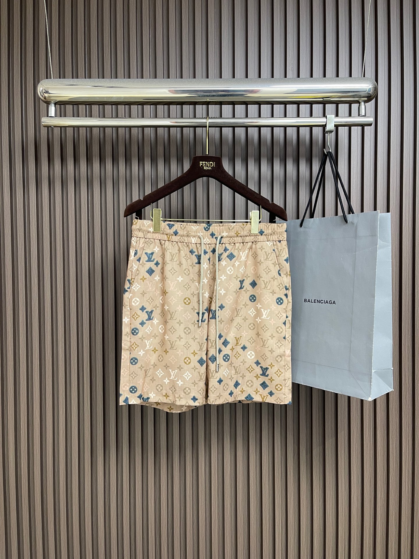 NO:842662,Complete set of LV 2026SS new summer printed lapel short-sleeved shirt and shorts suit, customized fabric, high breathability and comfort, impeccable details, reflecting high quality. Delicate and soft touch, casual tailoring, super good upper body size, 48-56, Louis Vuitton, shorts, shirts, T-shirt,19860909整套 LV 2026SS夏季新款印花翻领短袖衬衫短裤套装,定制面料 透气舒适度高 细节无可挑剔 体现高品质.手感细腻柔软 呈现休闲裁剪 上身版型超好 尺码48-56,,louis vuitton,shorts,shirts,T-shirt,,Men's clothing