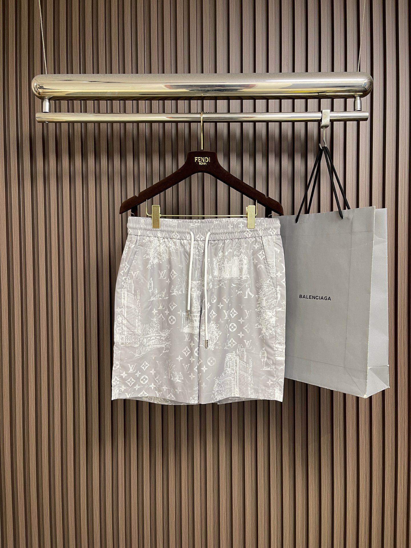 NO:842657,Complete set of LV 2026SS new summer street print short-sleeved shirt and shorts set. This light and summery short-sleeved shirt is decorated with the inspired Monogram Surplus pattern, which is presented in mottled tones and embellished with mother-of-pearl buttons. The shirt is made of blended fabrics, which feels fresh and breathable. As an item that is easy to match with the classic tones of this series, it can inject unique pattern highlights into the overall look. Size 48-56 M-3XL Top  Size 48, bust 112, shoulder width 52.4, length 67, size 50, bust 116, shoulder width 53.6, length 69, size 52, bust 120, shoulder width 54.8, length 71, size 54, size 54, bust 124, shoulder width 56, length 73, size 56, size 56, bust 128, shoulder width 57.2, length 75, shorts size 48.  Hips 100 Waist 76 Pants length 46 50 yards Hips 104 Waist 80 Pants length 48 52 yards Hips 108 Waist 84 Pants length 50 54 yards Hips 112 Waist 88 Pants length 52 56 yards Hips 116 Waist 92 Pants length 54,,louis vuitton,shorts,shirts,T-shirt,19860909整套 LV 2026SS夏季新款街景印花短袖衬衫短裤套装,这款轻盈且充满夏日气息的短袖衬衫,饰有灵感的 Monogram Surplus 图案,其以斑驳的色调呈现,并点缀着珍珠母贝纽扣.衬衫选用混纺面料精制而成,触感清新透气.作为一款易于搭配本系列经典色调的单品,它能为整体造型注入独具辨识度的图案亮点.尺码48-56 M-3XL 上衣 48码 胸围112 肩宽52.4 衣长67 50码 胸围116 肩宽53.6 衣长69 52码 胸围120 肩宽54.8 衣长71 54码 胸围124 肩宽56 衣长73 56码 胸围128 肩宽57.2衣长75 短裤 48码 臀围100 腰围76 裤长46 50码 臀围104 腰围80 裤长48 52码 臀围108 腰围84 裤长50 54码 臀围112 腰围88 裤长52 56码 臀围116 腰围92 裤长54,,louis vuitton,shorts,shirts,T-shirt,,Men's clothing