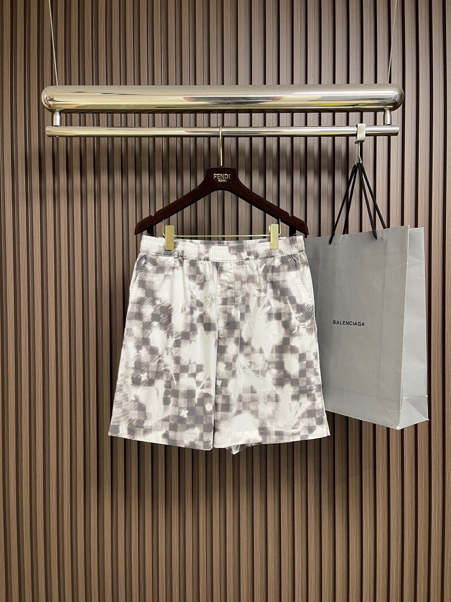 NO:842652,Tops shorts P LV  2026SS new summer black and white pixel sfumato short-sleeved shirt and shorts suit, this one uses a very visually impactful black and white pixel sfumato print, breaking the monotony of the traditional plaid pattern and presenting a unique sense of deconstructed art. The loose shoulder design is inclusive of various body types, top  The body has a casual and lazy temperament. The fabric is light and smooth, with good breathability, making it no burden to wear in summer. Whether worn alone or layered, it can easily show your high street taste and personality attitude. It is a must-have item for fashionable people to go out. Sizes S-XL, Louis  vuitton,shorts,shirts,T-shirt,19860909上衣 短裤P LV 2026SS夏季新款黑白像素晕染短袖衬衫短裤套装,这款采用极具视觉冲击力的黑白像素晕染印花,打破传统格纹的单调,呈现独特的解构艺术感.宽松落肩版型设计,包容各种身材,上身自带随性慵懒气质.面料轻薄顺滑,透气性佳,夏日穿着毫无负担.无论是单穿还是作为叠搭,都能轻松彰显你的高街品味与个性态度,是潮人出街的必备单品.尺码S-XL,,louis vuitton,shorts,shirts,T-shirt,,Men's clothing