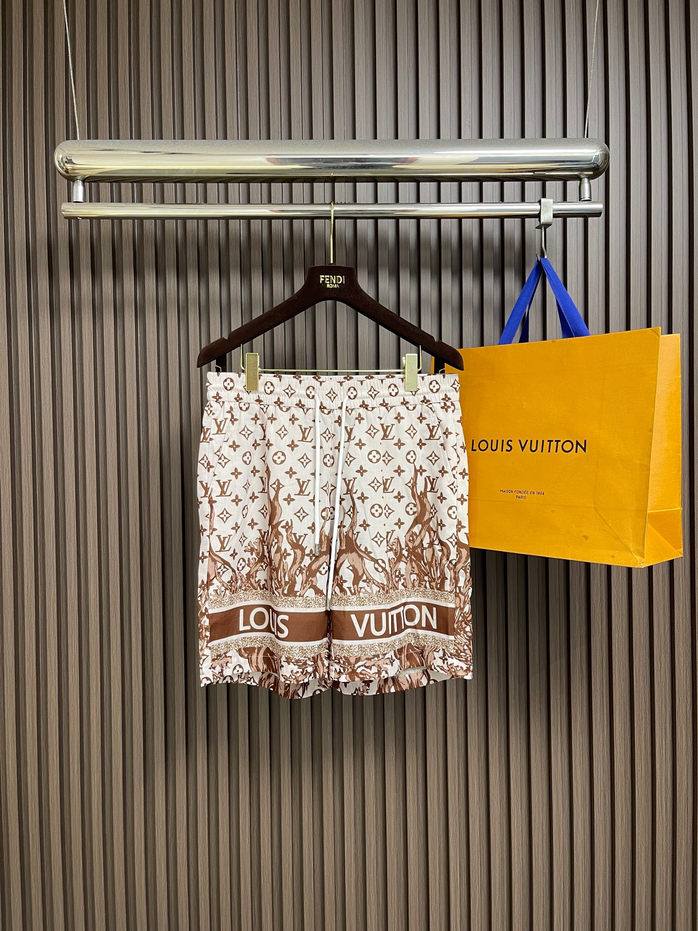 NO:839814,Complete set of LV 2026SS new summer printed lapel short-sleeved shirt and shorts suit, customized fabric, high breathability and comfort, impeccable details, reflecting high quality. It feels delicate and soft, showing casual tailoring. The upper body shape is super good, size 48-56 M-3XL, top 48 size, bust 112, shoulder width 52.4, length 67, size 50, bust 116, shoulder width 53.6, length 69  Size 52 Bust 120 Shoulder Width 54.8 Dress Length 71 Size 54 Bust 124 Shoulder Width 56 Dress Length 73 Size 56 Bust 128 Shoulder Width 57.2 Dress Length 75 Shorts Size 48 Hips 100 Waist 76 Pants Length 46 Size 50 Hips 104 Waist 80 Pants Length 48 Size 52 Hips Waist 84  Pants length 50, 54 yards, hips 112, waist 88, pants length 52, 56 yards, hips 116, waist 92, pants length 54,,louis vuitton,shorts,shirts,T-shirt,19860909整套 LV 2026SS夏季新款印花翻领短袖衬衫短裤套装,定制面料 透气舒适度高 细节无可挑剔 体现高品质.手感细腻柔软 呈现休闲裁剪 上身版型超好 尺码48-56 M-3XL 上衣 48码 胸围112 肩宽52.4 衣长67 50码 胸围116 肩宽53.6 衣长69 52码 胸围120 肩宽54.8 衣长71 54码 胸围124 肩宽56 衣长73 56码 胸围128 肩宽57.2衣长75 短裤 48码 臀围100 腰围76 裤长46 50码 臀围104 腰围80 裤长48 52码 臀围 腰围84 裤长50 54码 臀围112 腰围88 裤长52 56码 臀围116 腰围92 裤长54,,louis vuitton,shorts,shirts,T-shirt,,Men's clothing
