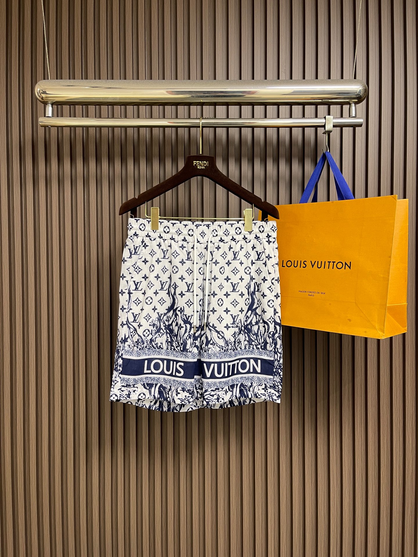 NO:839868,Complete set of LV 2026SS new summer printed lapel short-sleeved shirt and shorts suit, customized fabric, high breathability and comfort, impeccable details, reflecting high quality. It feels delicate and soft, showing casual tailoring. The upper body shape is super good, size 48-56 M-3XL, top 48 size, bust 112, shoulder width 52.4, length 67, size 50, bust 116, shoulder width 53.6, length 69  Size 52 Bust 120 Shoulder Width 54.8 Dress Length 71 Size 54 Bust 124 Shoulder Width 56 Dress Length 73 Size 56 Bust 128 Shoulder Width 57.2 Dress Length 75 Shorts Size 48 Hips 100 Waist 76 Pants Length 46 Size 50 Hips 104 Waist 80 Pants Length 48 Size 52 Hips 108  Waist 84, pants length 50, size 54, hips 112, waist 88, pants length 52, size 56, hips 116, waist 92, length 54, louis vuitton, shorts, shirts, T-shirt,19860909整套 LV 2026SS夏季新款印花翻领短袖衬衫短裤套装,定制面料 透气舒适度高 细节无可挑剔 体现高品质.手感细腻柔软 呈现休闲裁剪 上身版型超好 尺码48-56 M-3XL 上衣 48码 胸围112 肩宽52.4 衣长67 50码 胸围116 肩宽53.6 衣长69 52码 胸围120 肩宽54.8 衣长71 54码 胸围124 肩宽56 衣长73 56码 胸围128 肩宽57.2衣长75 短裤 48码 臀围100 腰围76 裤长46 50码 臀围104 腰围80 裤长48 52码 臀围108 腰围84 裤长50 54码 臀围112 腰围88 裤长52 56码 臀围116 腰围92 裤长54,,louis vuitton,shorts,shirts,T-shirt,,Men's clothing