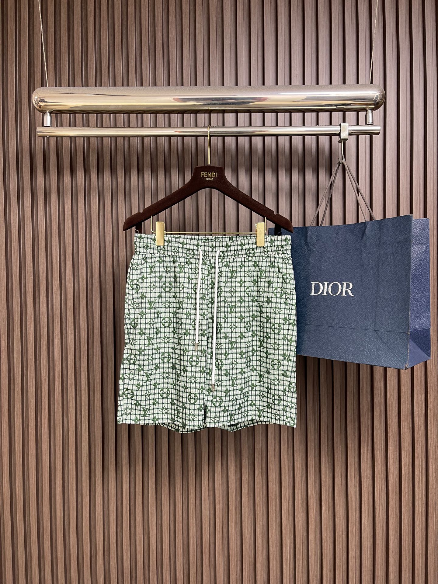 NO:837794,The complete set of LV plaid presbyopic short-sleeved lapel shirt and shorts suit is made of custom-made fabrics, precision jacquard weaving and pre-shrunk treatment. The texture is crisp and textured, soft and skin-friendly, with good breathability and drape. It is not easy to deform after long-term wear. It can still maintain clear patterns and crisp styles after multiple washings. Sizes 48-56, louis vuitton, shorts, shirts, T-shirt,19860909整套 LV 格纹老花短袖翻领衬衫短裤套装,采用定制面料,经过精密提花织造与预缩水处理,质地挺括有肌理感,触感柔软亲肤,兼具良好的透气性与垂坠感,久穿不易变形,多次洗涤后仍能保持图案清晰与版型挺括.尺码48-56,,louis vuitton,shorts,shirts,T-shirt,,Men's clothing