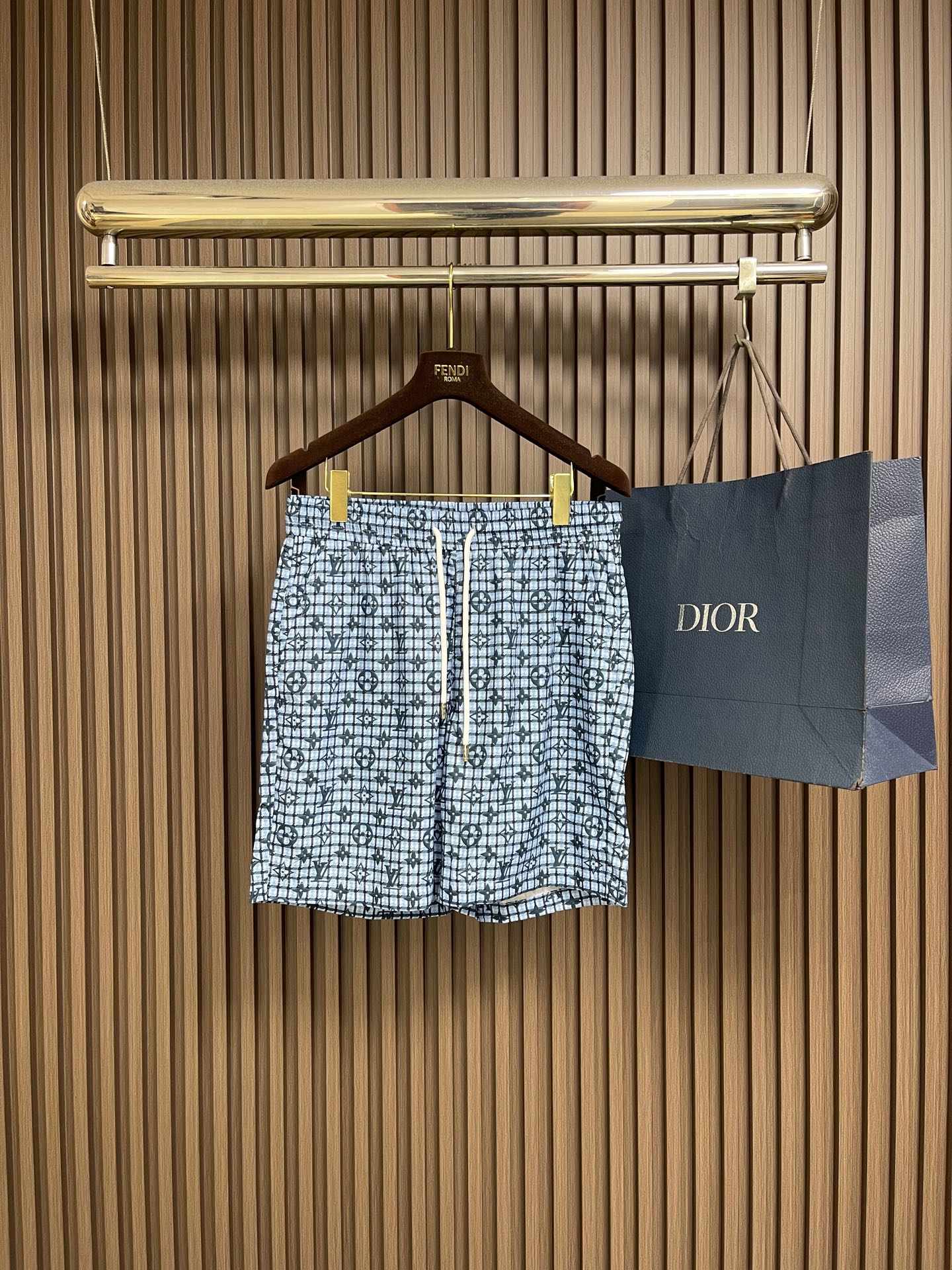 NO:839874,The complete set of LV plaid presbyopic short-sleeved lapel shirt and shorts suit is made of custom-made fabrics, precision jacquard weaving and pre-shrunk treatment. The texture is crisp and textured, soft and skin-friendly, with good breathability and drape. It is not easy to deform after long-term wear. It can still maintain clear patterns and crisp styles after multiple washings. Sizes 48-56, louis vuitton, shorts, shirts, T-shirt,19860909整套 LV 格纹老花短袖翻领衬衫短裤套装,采用定制面料,经过精密提花织造与预缩水处理,质地挺括有肌理感,触感柔软亲肤,兼具良好的透气性与垂坠感,久穿不易变形,多次洗涤后仍能保持图案清晰与版型挺括.尺码48-56,,louis vuitton,shorts,shirts,T-shirt,,Men's clothing