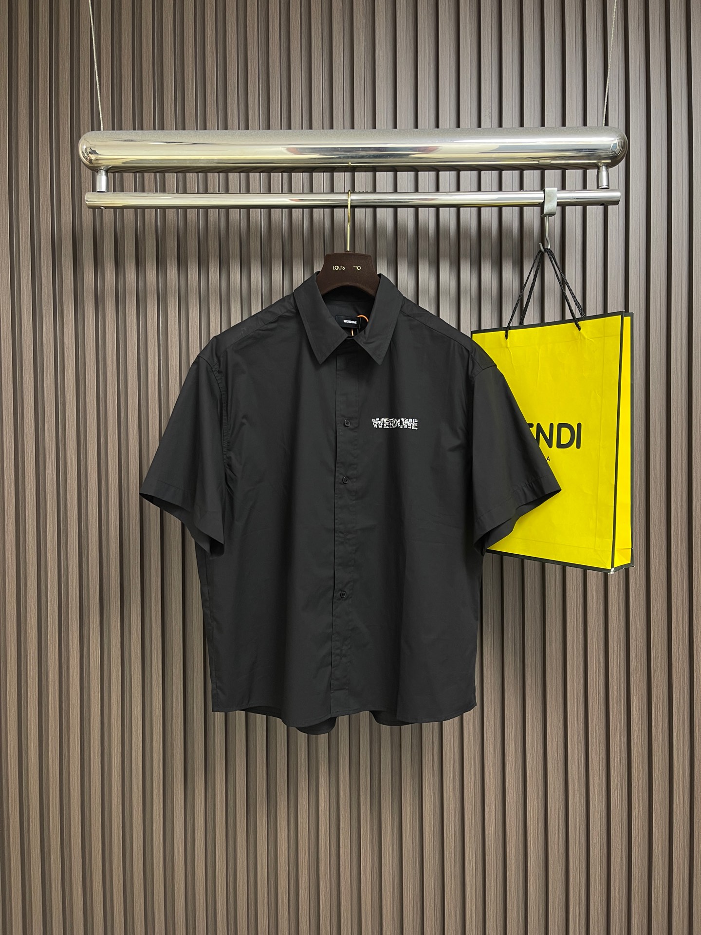 NO:839907,Welldone logo hot-drilled short-sleeved shirt, customized charcoal-feel reactive cotton fabric, rhinestones on the chest are spliced into the WE11 logo, bright but unobtrusive, box-shaped pleats are hidden on the back, injecting a three-dimensional sense of breathing, breaking the monotony with a subtle structure, and the relaxed posture hides exquisite craftsmanship. Using crystal diamond hot-pressing technology, the rhinestones with hot melt glue are firmly pressed onto the fabric through high temperature and high pressure to form a bright logo decoration. Strong and washable  The craftsmanship is exquisite. It adopts side-turning and embedded stitching technology to provide high-quality stitching results, smooth and neat. Sizes S-XL S size bust 120 shoulder width 54.5 length 71 M size bust 124 shoulder width 56 length 73 L size chest size 128 shoulder width 57.5 length 75 XL size bust 132 shoulder width 59 length 77,, shirts, T-shirts,19860909welldone 徽标烫钻短袖衬衫,定制炭感活性棉面料,胸前水钻拼接成WE11徽标,璀璨却不张扬,箱型褶藏于后背,注入立体呼吸感,用细微结构打破单调,松弛姿态里藏着精致匠心.采用晶钻烫图热压工艺,通过高温高压将带热熔胶的水钻牢固烫压在面料上,形成璀璨标识装饰 牢固耐洗 工艺精致.采用侧翻埋夹车线工艺,能够提供优质的缝合效果,平顺整洁 工整整洁.尺码S-XL S码胸围120 肩宽54.5 衣长71 M码 胸围124 肩宽56 衣长73 L码胸围128 肩宽57.5 衣长75 XL码 胸围132 肩宽59 衣长77,,shirts,T-shirt,,Men's clothing