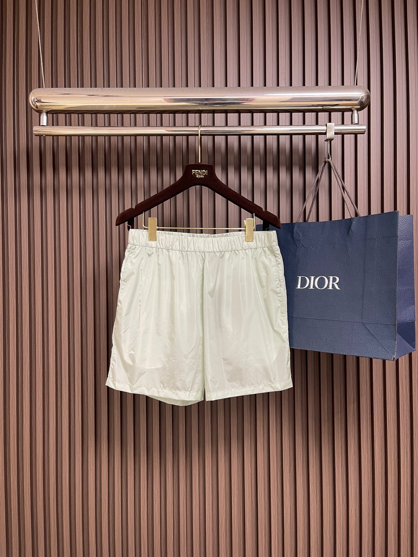 NO:839818,PRADA  Casual shorts with metal triangle logo and contrasting color trim, made of imported recycled nylon fabric specially supplied by the brand, which has been treated with special water-repellent treatment. The texture is light and crisp with a soft matte texture. It has excellent breathability, anti-wrinkle and quick-drying properties. It can be worn on the body.  It feels dry and comfortable, and has excellent drape and deformation resistance; the waistband is designed with high elasticity and is equipped with a hidden drawstring adjustment, which fits the waist line without being tight or loose, taking into account the convenience and comfort of daily wear; the trousers are sharply cut  Sleek and neat, the trouser legs have been optimized for many times, and the lines are smooth and modify the leg shape. The straight version is not flattering and suitable for a variety of wearing styles; the edges of the trouser legs are made of double-line seaming technology, the stitching is even and fine, and it is wear-resistant and durable; the overall process is rigorous, and every step is  The splicing and wiring are all processed with precision, and details such as pocket reinforcement and waistband hemming are all made of double reinforcement technology, perfectly integrating the brand's classic elements with modern functional design, taking into account both practical performance and fashionable style. Sizes 46-52  S-XL Size S, length 39, waist 76, hips 116, size M, length 40, waist 80, hips 120, size L, length 41, waist 84, hips 124, size XL, length 42, waist 88, hips 128,,prada,shorts,19860909PRADA 金属三角标撞色饰边休闲短裤,采用品牌特供进口再生锦纶面料,经过特殊防泼水处理,质地轻盈挺括且自带柔和哑光质感,兼具出色的透气性、抗皱性与速干性能,上身体感干爽舒适,同时拥有优越的垂坠度与抗变形能力；腰头采用高弹松紧设计,搭配隐藏式抽绳调节,贴合腰部线条且不勒不松,兼顾日常穿着的便捷性与舒适感；裤身剪裁利落利落,裤腿经过多次版型优化,线条流畅修饰腿型,直筒版型不挑身材,适配多种穿搭风格；裤脚边缘采用双线锁边工艺,针脚均匀细密,耐磨耐穿；整体工艺严苛,每一处拼接、走线均经过精密处理,口袋加固、腰头锁边等细节部位均采用双重加固工艺,将品牌经典元素与现代功能性设计完美融合,兼顾实用性能与时尚格调.尺码46-52 S-XL S码 裤长39 腰围76 臀围116 M码裤长40 腰围80 臀围120 L码 裤长41 腰围84 臀围124 XL码裤长42 腰围88 臀围128,,prada,shorts,,Men's clothing