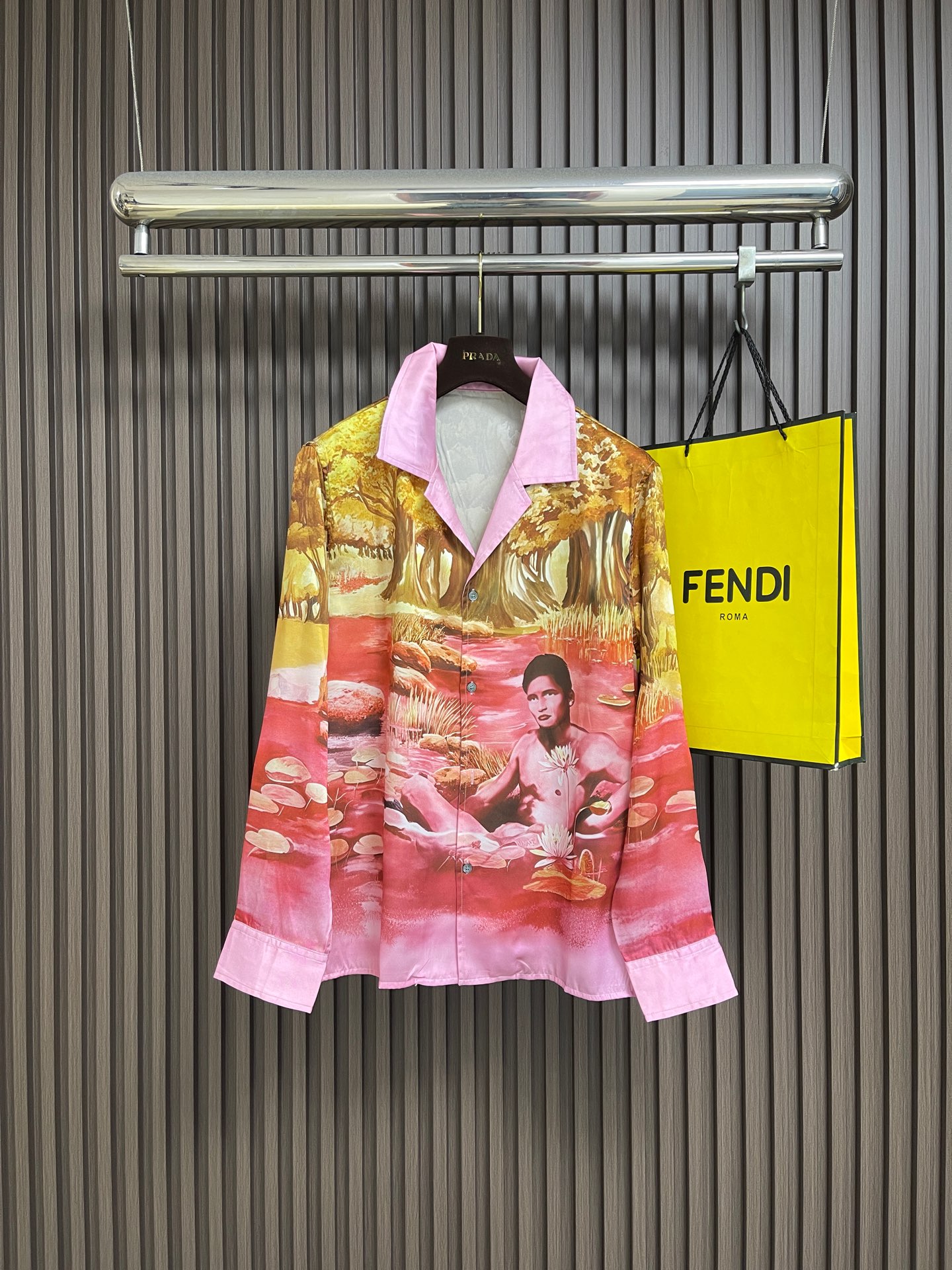 NO:837801,Versace 2026SS new summer men's long-sleeved shirt, the upper body is directly full of luxury. The silky and draped high-definition fabric is selected, with a delicate and smooth feel, no ironing and anti-wrinkle. The crisp and neat formal shirt style modifies the figure without being bloated. Whether it is a business dinner, a high-end party, or daily luxury outings, one top can easily wear the top style of an aristocratic gentleman with full aura. Sizes 46-52 S-XL 46  Shoulder width 46.8 Bust 112 Length 69.5 48 yards Shoulder width 48 Bust 116 Length 71 50 yards Shoulder width 49.2 Bust 120 Length 72.5 52 yards Shoulder width 50.4 Bust 124 Length 74,,versace,shirts,19860909Versace 2026SS夏季新款男士长袖衬衫,上身直接贵气拉满 甄选丝滑垂坠高定面料,手感细腻顺滑,免熨抗皱 挺括利落的正装衬衫版型,修饰身形不臃肿 不管是商务晚宴、高端聚会、日常轻奢出街 一件上身,轻松穿出贵族绅士的顶级格调,气场全开.尺码46-52 S-XL 46码 肩宽46.8 胸围112衣长69.5 48码 肩宽48 胸围116 衣长71 50码 肩宽49.2 胸围120 衣长72.5 52码 肩宽50.4 胸围124 衣长74,,versace,shirts,,Men's clothing