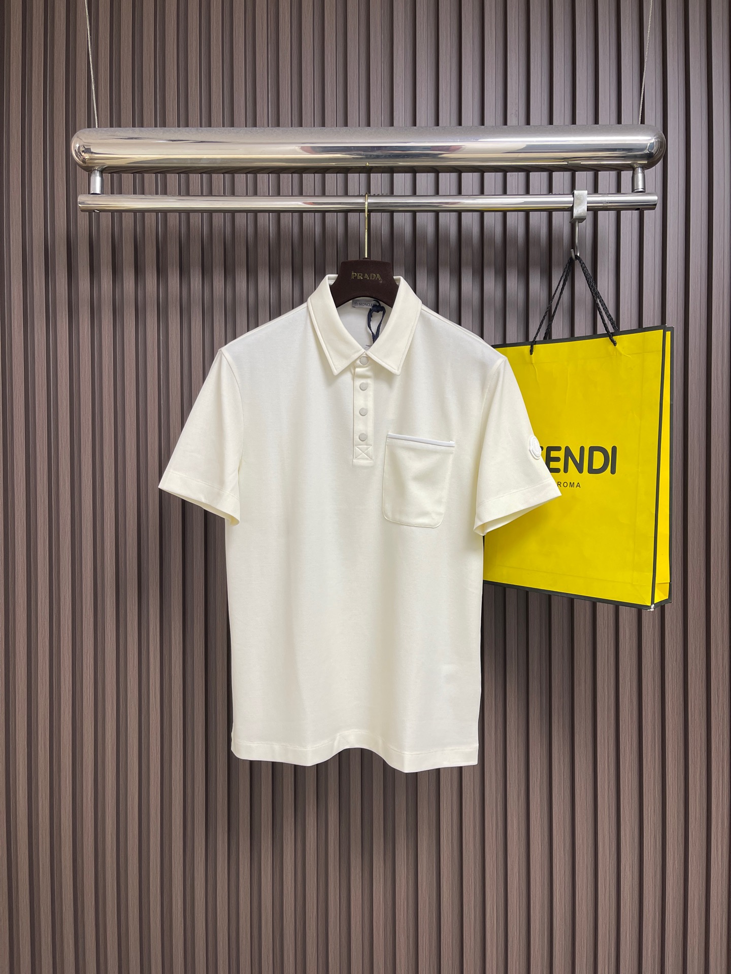 NO:837782,monclrer 2026ss spring and summer new lapel POLO shirt. The fabric is made of imported pique cotton. It is light and breathable. The upper body is silky and comfortable. High-end and elegant. Classic and versatile. Size 48-56. 48 size bust 96. Shoulder width 42.8. Back center length 67. 50 size bust 100. Shoulder width 44. 52 size bust 104. Shoulder width 45.2.  Center back length 71, size 54 chest 108, shoulder width 46.4, center back length 73, size 56 chest 112, shoulder width 47.6, center back length 75,,19860909monclrer 2026ss春夏新款翻领POLO衫马球衫 面料选用进口珠地棉 轻薄透气 上身丝滑舒适 高端大气经典百搭 尺码48-56 48码胸围96 肩宽42.8 后中长67 50码胸围100 肩宽44 后中长69 52码胸围104 肩宽45.2 后中长71 54码胸围108 肩宽46.4 后中长73 56码胸围112 肩宽47.6 后中长75,,,Men's clothing