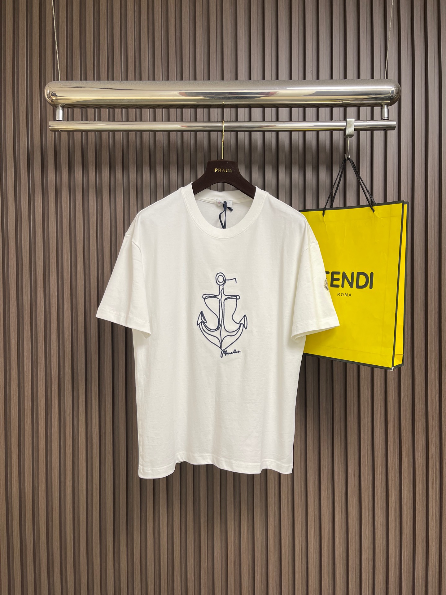 NO:837777,moncler 2026ss new spring and summer anchor print logo short-sleeved T-shirt, with anchor pattern print on the front and classic embroidered badges on the sleeves. It is made of high-count and high-density 80-count double-strand mercerized cotton. The upper body is comfortable and breathable, soft, delicate and slightly elastic, high-quality fabric. Sizes M-3XL  XL size bust 112 shoulder width 58 length 74 2XL size bust 116 shoulder width 59.5 length 76 3XL size bust 120 shoulder width 61 length 78, T-shirt, tees, t-shirt,19860909moncler 2026ss春夏新品船锚印花标识短袖T恤,正面饰船锚图案印花+袖边点缀经典刺绣徽章,采用高支数高密度80支双股丝光棉,上身舒适透气、柔软细腻微弹、高品质面料.尺码M-3XL M码 胸围104 肩宽55.5衣长70 L码 胸围108 肩宽56.5衣长72 XL码胸围112 肩宽58 衣长74 2XL码 胸围116 肩宽59.5衣长76 3XL码 胸围120 肩宽61 衣长78,,T-shirt,tees，t-shirt,,Men's clothing