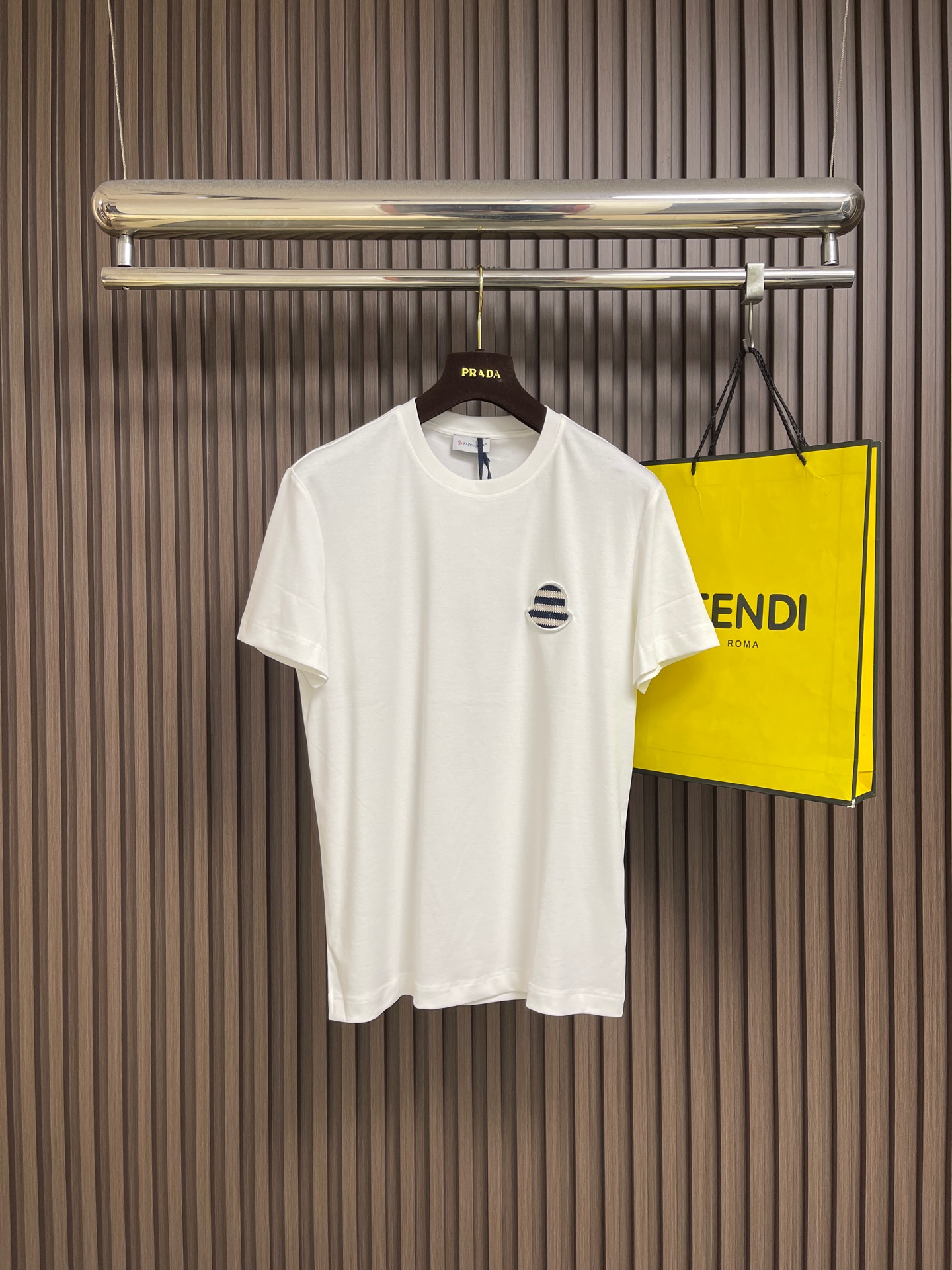 NO:837792,Moncler 2026ss chest striped logo embroidered short-sleeved T-shirt, this logo short-sleeved T-shirt matches  The Mone logo seal shows a low-key and luxurious sense of quality. It is made of customized exclusive mercerized dense cotton fabric, which is delicate, soft and comfortable against the skin. The eanfit style lays a calm and restrained foundation, suitable for various occasions. The unique thick plate embroidery and herringbone flower craftsmanship present exquisite patterns and textures. Whether it is business, leisure or dinner occasions, it can show unique fashion charm. Come and get this trendy item to rejuvenate your wardrobe! Size S-3XL S  Bust 100 Shoulder width 43.5 Length 66 Medium Bust 104 Shoulder width 45 Length 68 Large Bust 108 Shoulder width 46.5 Length 70  Clothing length 76,,T-shirt,tees,t-shirt,19860909Moncler 2026ss胸口条纹logo标识刺绣短袖T恤,这款标识短袖T恤搭配 Mone标识仔章,展现出低调奢华的品质感.采用定制尊享丝光密纺棉面料,细腻柔软舒适贴肤.eanfit风格奠定了沉稳而内敛的基础,适合各种场合.独特的厚板刺绣和人字机游花工艺,呈现出精美的图案和质感.无论是商务、休闲还是晚宴场合,都能展现出独特的时尚魅力.快来入手这款潮流单品,让你的衣橱焕发新生! 尺码S-3XL S码 胸围100 肩宽43.5 衣长66 M码 胸围104 肩宽45 衣长68 L码 胸围108 肩宽46.5 衣长70 XL码胸围112 肩宽48 衣长72 2XL码 胸围116 肩宽49.5 衣长74 3XL码 胸围120 肩宽51 衣长76,,T-shirt,tees，t-shirt,,Men's clothing