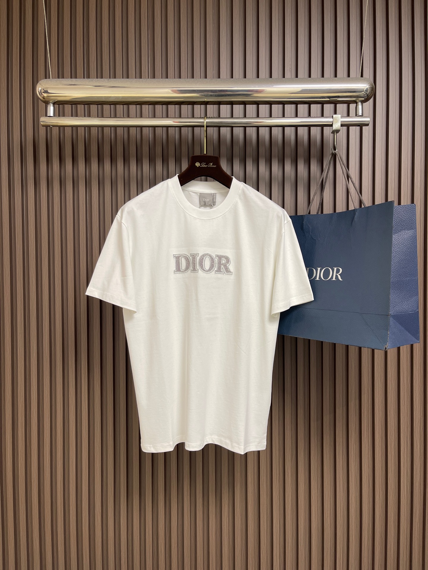 NO:839822,Dior 2026SS new summer 280g high-density short-sleeved T-shirt, brand logo embroidery on the chest, same style for men and women. Made of imported custom-dyed fabric for upper body, comfortable and dense. The back collar chain bottom is fully shoulder-covering. It will not deform or shrink when exposed to water. Sizes S-XL S size shoulder width 56.5 bust 106 length 70 M size shoulder width 58 bust 110 length 72 L size shoulder width 60.5  Bust 114, length 74, XL, shoulder width 62, bust 118, length 76, dior, T-shirt, tees, t-shirt,19860909Dior 2026SS夏季新款280克高密度短袖T恤,胸前品牌标识刺绣,男女同款 采用进口定制定染面料上身舒适密度强 后领锁链底全包肩 过水不变形不缩水.尺码S-XL  S码肩宽56.5 胸围106 衣长70 M码 肩宽58 胸围110 衣长72 L码肩宽60.5 胸围114 衣长74 XL码 肩宽62 胸围118 衣长76,,dior,T-shirt,tees，t-shirt,,Men's clothing