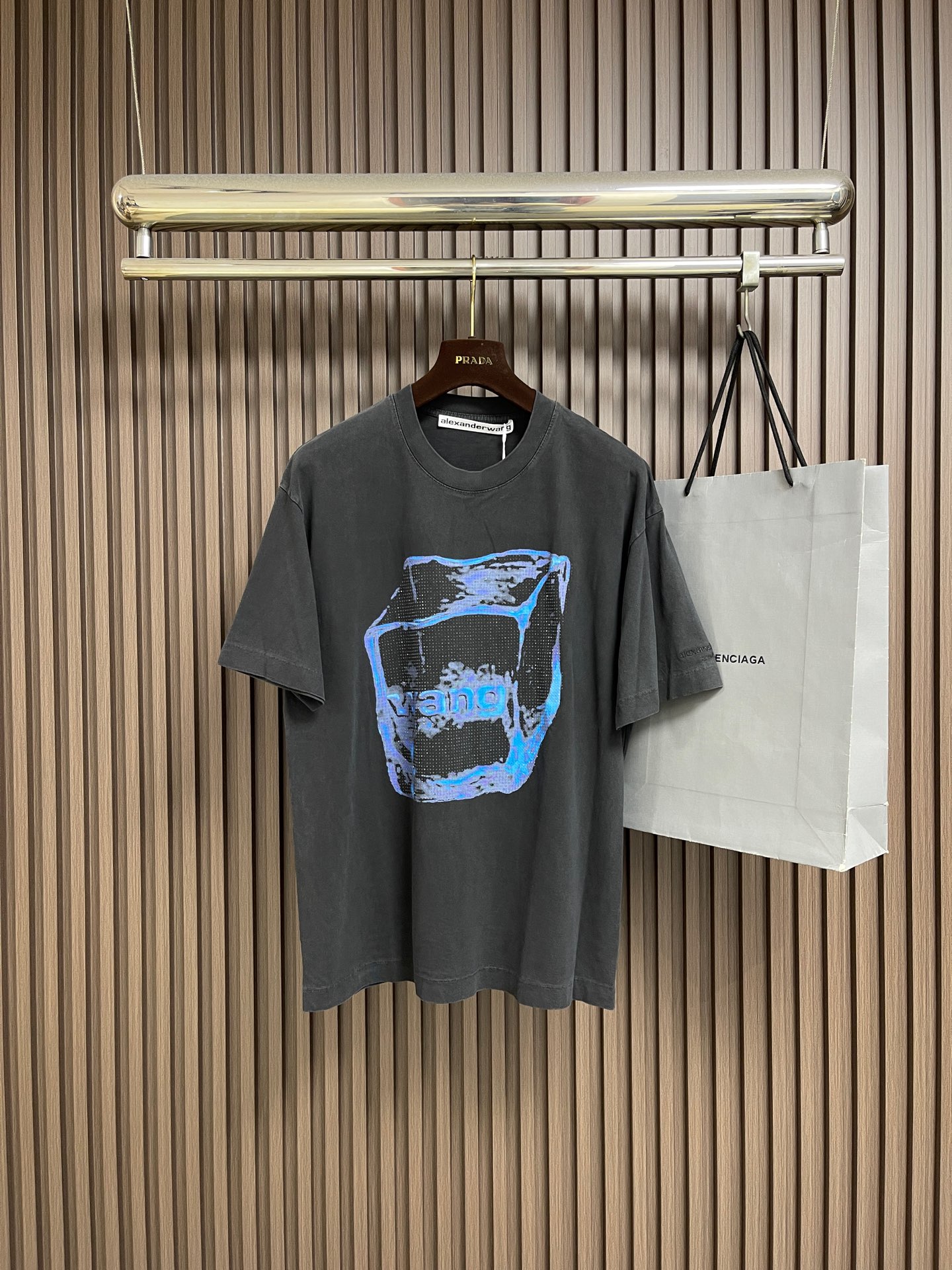 NO:842623,Alexander Wang  The ice cube printed short-sleeved T-shirt, with its wide version and oversize tone, creates a casual and free lifestyle, closely combining the uninhibited life attitude with the trend attributes of the high street. The large ice cube wang pattern print on the chest is realistic and quite lifelike. The wang letters are presented in an incised way, which not only expresses the brand logo, but is also full of recognition. There is also a full-letter logo embroidered logo on the left cuff. The details are exquisite and the uninhibited high street begins. Sizes S-XL  S size, bust 106, shoulder width 50, length 69, size M, bust 112, shoulder width 52, length 71 L size, chest size 118, shoulder width 54, length 7319860909Alexander wang 冰块印花短袖T恤,宽阔的版型,oversize的腔调,营造随性洒脱的生活方式,将不羁的生活态度和高街的潮流属性紧密结合,胸口硕大的冰块wang图案印花,写实的风格,相当逼真,将wang字母用阴刻的方式呈现出来,既表达了品牌logo,又充满爆棚的辨识度,左袖口上还有全字母logo刺绣徽标,细节精致到位,高街不羁由此开幕.尺码S-XL S码 胸围106 肩宽50 衣长69 M码 胸围112 肩宽52 衣长71 L码 胸围118 肩宽54 衣长73 XL码 胸围124 肩宽56 衣长75,,versace,T-shirt,tees，t-shirt,,Men's clothing