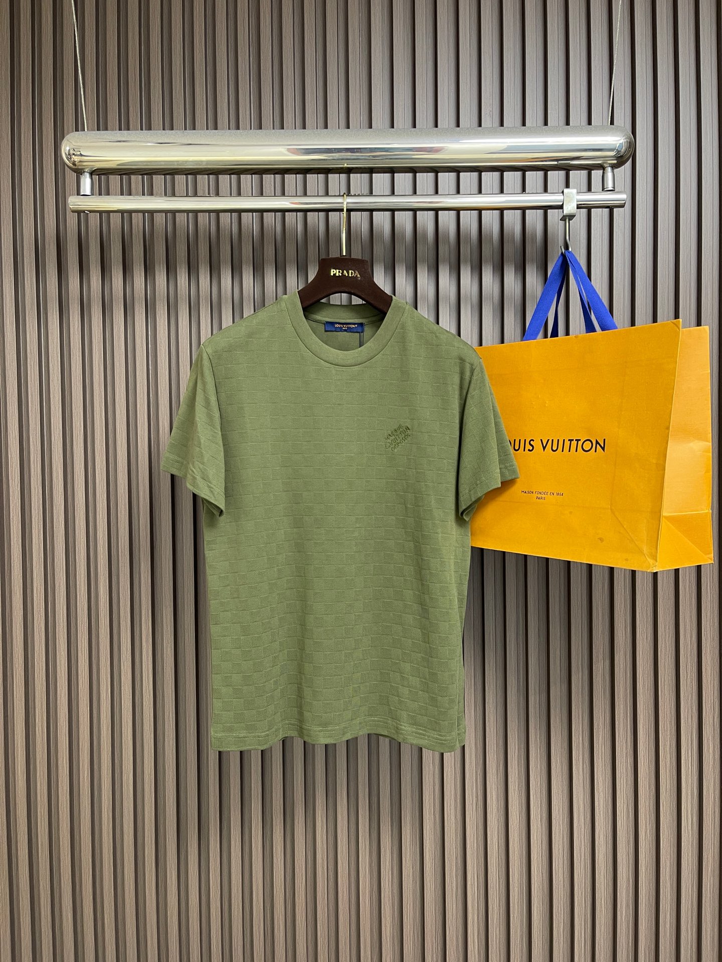 NO:837776,LV 2026SS new spring and summer checkerboard short-sleeved T-shirt, casual and versatile, same style for men and women, neat design with graphic effect, this pure cotton jersey, loose fit with round neck and raglan short sleeves, ensuring excellent free stretch, highlighting full personality, simple matching can easily enhance the design sense of different styles. Sizes S-XL S size bust 108 shoulder width 49 length 71 M size bust 113  Shoulder width 51, length 73 L, bust 118, shoulder width 53, length 75, size XL, bust 123, shoulder width 55, length 77, Louis Vuitton, T-shirt, tees, t-shirt,19860909LV 2026SS春夏新款棋盘格短袖T恤,休闲百搭 男女同款 具有图形效果的利落设计,该款纯棉平纹针织,宽松版型搭配圆领和插肩短袖,可确保卓越自由舒展度,彰显十足个性,简单搭配可以轻松提升不同风格的设计感.尺码S-XL S码 胸围108 肩宽49 衣长71 M码 胸围113 肩宽51衣长73 L码 胸围118 肩宽53 衣长75 XL码 胸围123 肩宽55 衣长77,,louis vuitton,T-shirt,tees，t-shirt,,Men's clothing