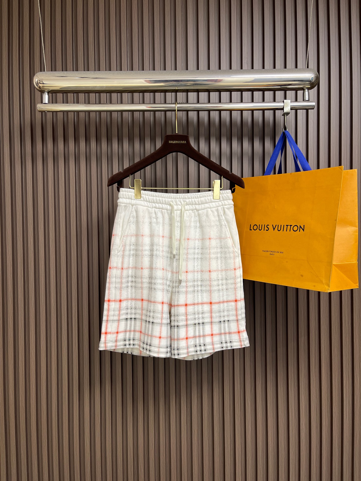 NO:837791,Burberry 2026ss new gradient plaid shorts. These shorts are made of pure cotton plain fabric. The creative use of gradient style creates a printing pattern that cleverly blends brand plaid and solid color design. It is a classic style and presents a casual fit!  Size S-XL, size 46, length 49, waist 72+6 stretch, size 48, length 50, waist 76+6 stretch, size 50, length 51, waist 80+6 stretch, size 52, length 52, waist 84+6 stretch,,burberry,shorts,19860909Burberry 2026ss新款渐变格纹短裤,本款短裤选用全棉平纹面料打造,创意采用渐变风格,营造品牌格纹与纯色设计巧妙交融的印花图案,经典款式,呈现休闲版型！尺码S-XL  46码裤长49 腰围72+6拉伸 48码裤长50 腰围76+6拉伸 50码裤长51 腰围80+6拉伸 52码裤长52 腰围84+6拉伸,,burberry,shorts,,Men's clothing