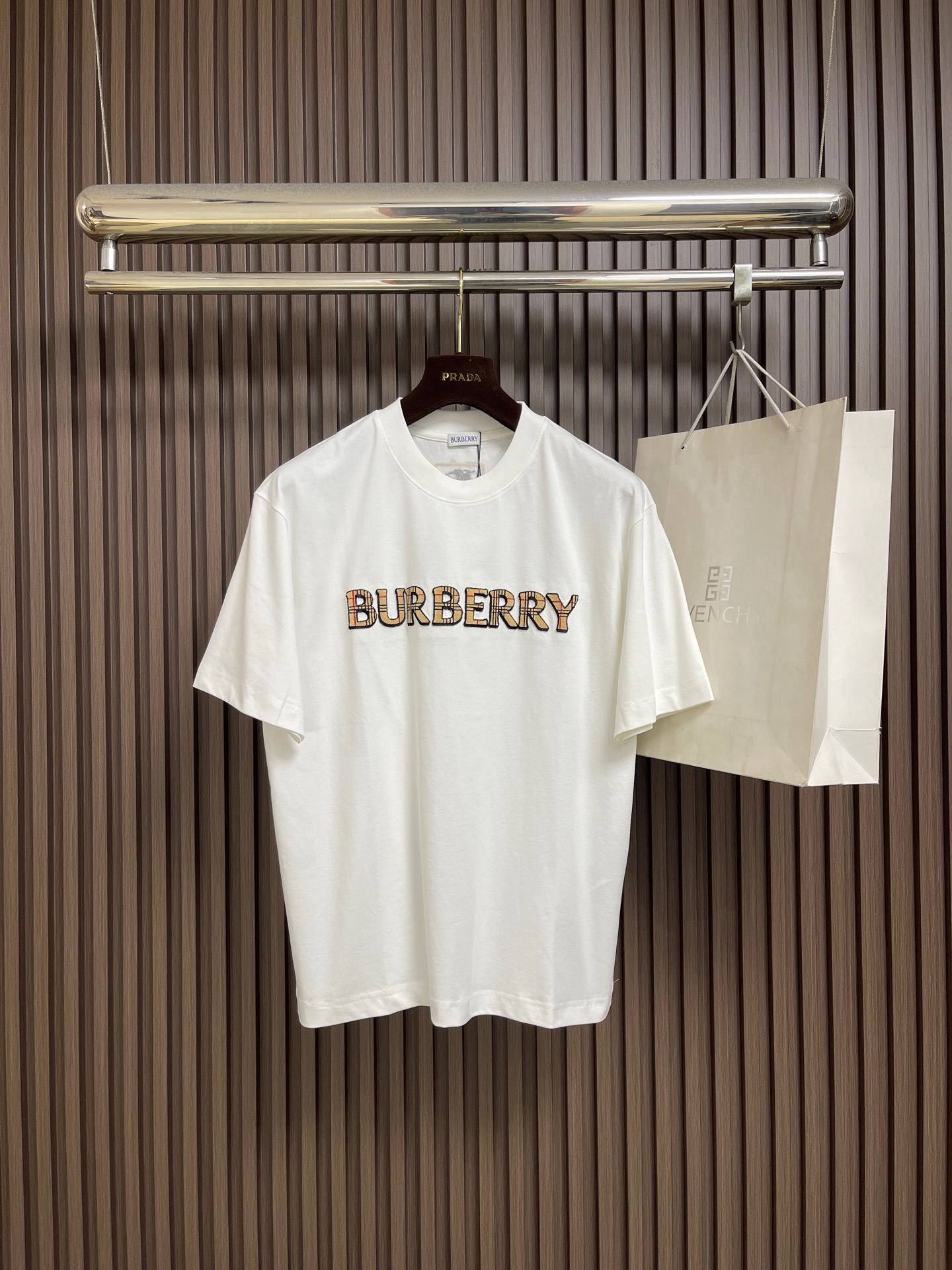 NO:837771,Burberry three-dimensional plaid logo embroidered short-sleeved T-shirt, double yarn pure cotton fabric, complete with three labels, same style for men and women, loose fit, high quality. Sizes M-3XL M size bust 106 shoulder width 50 length 70 L size bust 110 shoulder width 51.5 length 71.5 XL size bust 114 shoulder width 53 length 73 2XL size bust 118  Shoulder width 54.5, clothing length 74.5, 3XL size, bust 122, shoulder width 56, clothing length 76, burberry, T-shirt, tees, t-shirt,19860909Burberry 立体格纹logo绣花短袖T恤,双纱纯棉面料,三标齐全,男女同款,宽松版型,高品质.尺码M-3XL M码 胸围106 肩宽50 衣长70 L码 胸围110 肩宽51.5衣长71.5 XL码胸围114 肩宽53衣长73 2XL码 胸围118 肩宽54.5衣长74.5 3XL码 胸围122 肩宽56 衣长76,,burberry,T-shirt,tees，t-shirt,,Men's clothing