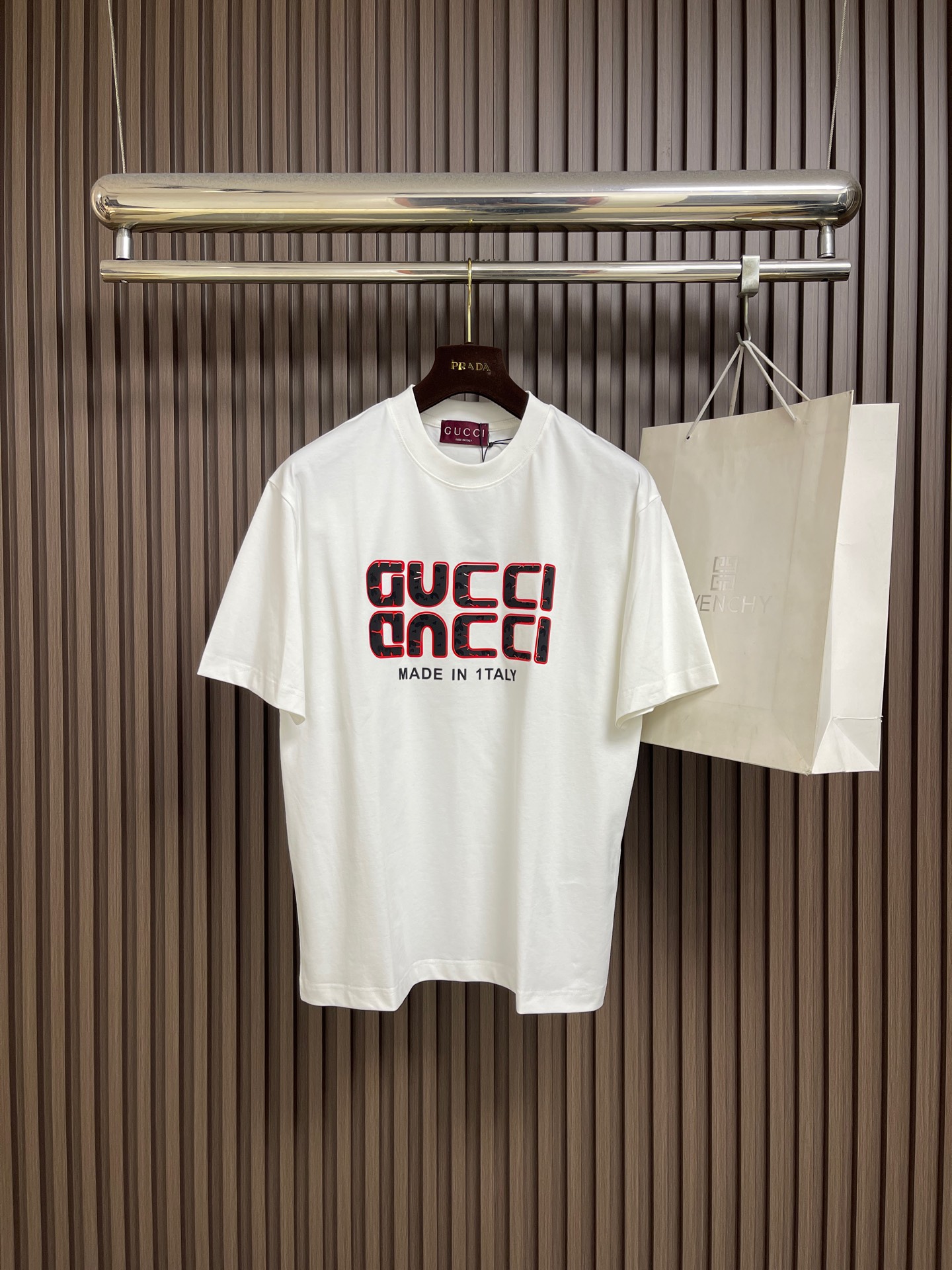 NO:837754,GUCCI 2026ss summer new offset printed contrasting logo letter casual round neck short-sleeved T-shirt, made of double yarn pure cotton 250g, the fabric color is custom-dyed, does not shrink or fade. It feels comfortable and has a strong texture. Size M-3XL M size bust 106 shoulder width 50 length 70 L size bust 110 shoulder width 51.5 length 71.5  Shoulder width 53, length 73, 2XL, bust 118, shoulder width 54.5, length 74.5, 3XL, bust 122, shoulder width 56, length 76, gucci, T-shirt, tees, t-shirt,19860909GUCCI 2026ss夏季新款胶印撞色logo标识字母休闲圆领短袖T恤,采用双纱纯棉250g,面料颜色定制定染,不缩水不退色.手感舒服,质感超强.尺码M-3XL M码 胸围106 肩宽50 衣长70 L码 胸围110 肩宽51.5衣长71.5 XL码胸围114 肩宽53衣长73 2XL码 胸围118 肩宽54.5衣长74.5 3XL码 胸围122 肩宽56 衣长76,,gucci,T-shirt,tees，t-shirt,,Men's clothing
