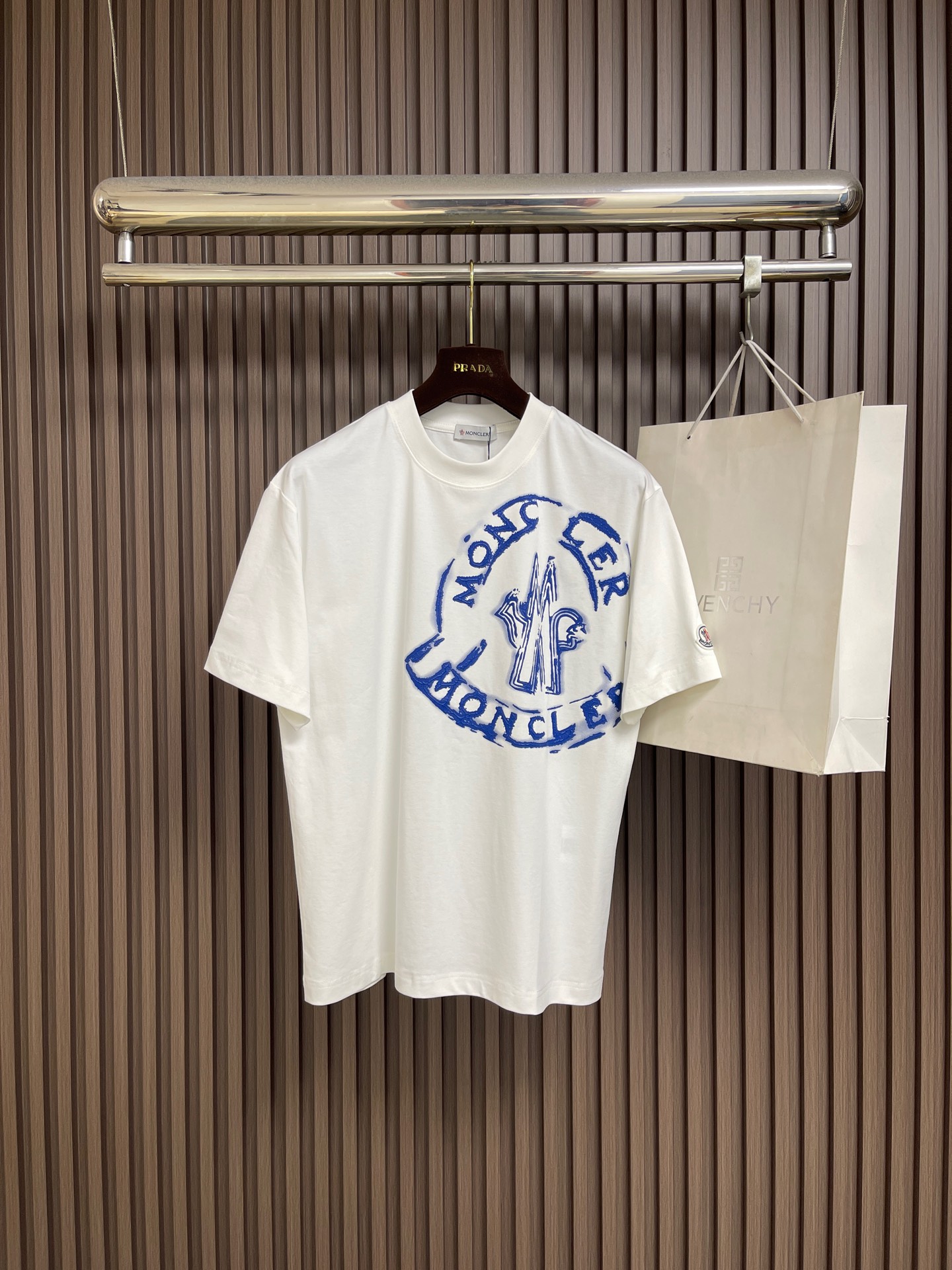 NO:837758,moncler sfumato logo pattern short-sleeved T-shirt, imported fabrics, heavy craftsmanship logo design, soft and delicate feel, skin-friendly and comfortable to wear, versatile and casual, great upper body, size M-3XL  Bust 118, shoulder width 54.5, length 74.5 3XL, bust 122, shoulder width 56, length 76, T-shirt, tees, t-shirt,19860909moncler 晕染标识图案logo短袖T恤,客供进口面料,重工艺logo设计,手感柔软细腻 穿着亲肤舒适 百搭休闲 上身非常赞 尺码M-3XL M码 胸围106 肩宽50 衣长70 L码 胸围110 肩宽51.5衣长71.5 XL码胸围114 肩宽53衣长73 2XL码 胸围118 肩宽54.5衣长74.5 3XL码 胸围122 肩宽56 衣长76,,T-shirt,tees，t-shirt,,Men's clothing