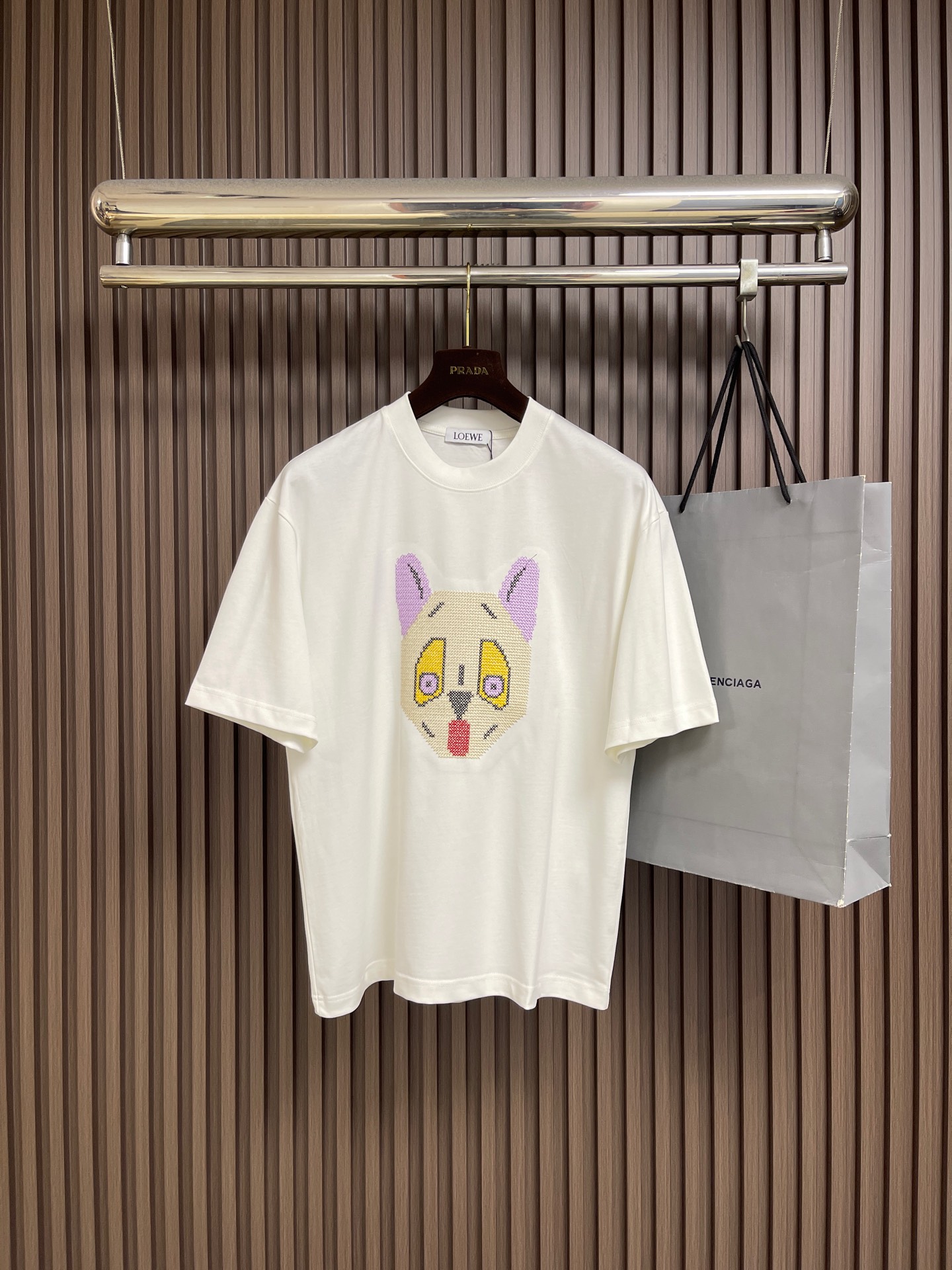 NO:837812,LOEWE 2026SS early spring new cat embroidered short-sleeved T-shirt. This lightweight pure cotton T-shirt is decorated with futuristic cat embroidery on the chest and uses hand-embroidered piping. Its design is inspired by Louis Wayne's 'Futuristic Cat' porcelain bottle series. Standard fit, standard length. Sizes M-XXL M size bust 110 shoulder width 52 length 70 L size bust 114 shoulder width 53 length 72  XL size bust 118 shoulder width 54 length 74 XXL size bust 122 shoulder width 55 length 76, Louis Vuitton, loewe, T-shirt, tees, t-shirt,19860909LOEWE 2026SS早春新款猫咪刺绣短袖T恤,这款轻盈的纯棉T恤胸前饰有未来主义风格的猫咪刺绣,并采用手工刺绣滚边.其设计灵感源自路易斯·韦恩的'未来主义猫'瓷瓶系列.标准版型,标准长度.尺码M-XXL M码 胸围110 肩宽52 衣长70 L码 胸围114 肩宽53 衣长72 XL码胸围118 肩宽54 衣长74 XXL码 胸围122 肩宽55 衣长76,,louis vuitton,loewe,T-shirt,tees，t-shirt,,Men's clothing