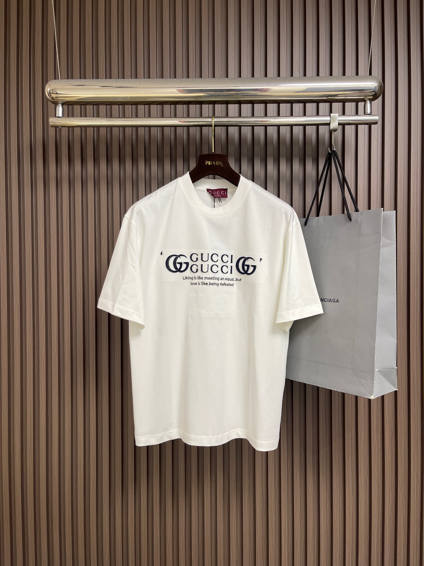 NO:837807,Gucci  2026ss new spring and summer short-sleeved T-shirt, with letter toothbrush embroidery as the main theme, cleverly integrated with corresponding elements on the front and back, breaking the monotony of traditional short-sleeves, showing personality and uninhibitedness. Three-dimensional tailoring fits the body shape, and the design is neat and stylish, easily elongating the leg lines, creating a casual and free style. High-quality fabrics are comfortable  It is warm, has both thermal insulation and comfort, and is suitable for daily outings or light outdoor scenes. The triangular jacquard embellishment on the back adds a fashionable texture. Whether it is a casual look with T-shirts and jeans, or a mixed and matched style, it can be easily controlled. It is an indispensable fashion item in the spring and summer transitional seasons. Sizes M-XXL  M size Bust 110 Shoulder width 52 Length 70 L Size Bust 114 Shoulder width 53 Length 7219860909Gucci 2026ss春夏新款短袖T恤,以字母牙刷绣为主调,巧妙融入前后幅对应元素,打破传统短袖的单调感,彰显个性与不羁.立体剪裁贴合身形,设计利落有型,轻松拉长腿部线条,打造随性洒脱的休闲风格.优质面料舒适保暖,兼具保温性与舒适感,适合日常出街或轻户外场景.细节后背三角提花点缀,增添时尚质感,无论是搭配T恤牛仔裤的休闲look,还是叠的混搭风,都能轻松驾驭,是春夏过渡季不可或缺的时尚单品.尺码M-XXL M码 胸围110 肩宽52 衣长70 L码 胸围114 肩宽53 衣长72 XL码胸围118 肩宽54 衣长74 XXL码 胸围122 肩宽55 衣长76,,gucci,jeans,T-shirt,tees，t-shirt,,Men's clothing