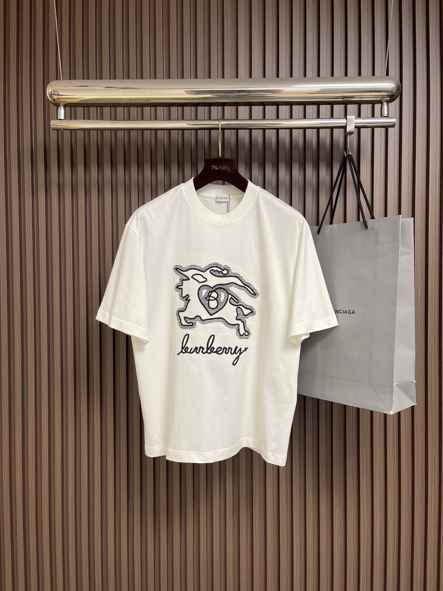 NO:837818,Burberry war horse embroidered short-sleeved T-shirt, made of plain woven cotton, embellished with equestrian knight logo embroidery, adopts a round neck design, showing a slim fit. The overall line is straight and delicate, the fabric is comfortable and soft, the color is consistent and no color difference. It can be matched with the same style to create a fashionable look and control various occasions. Customized accessories, complete with three standards, same style for men and women. Sizes M-XXL M size bust 110 shoulder width 52 length 70 L size bust 114 shoulder width 53  Clothes length 7219860909Burberry 战马刺绣短袖T恤,采用平织棉,点缀马术骑士徽标刺绣,采用圆领设计,呈现修身版型.整体走线平直细腻 面料舒适柔软 颜色一致无色差 能与同款搭配营造时尚造型,驾驭各种场合,定制辅料,三标齐全,男女同款.尺码M-XXL M码 胸围110 肩宽52 衣长70 L码 胸围114 肩宽53 衣长72 XL码胸围118 肩宽54 衣长74 XXL码 胸围122 肩宽55 衣长76,,burberry,T-shirt,tees，t-shirt,,Men's clothing
