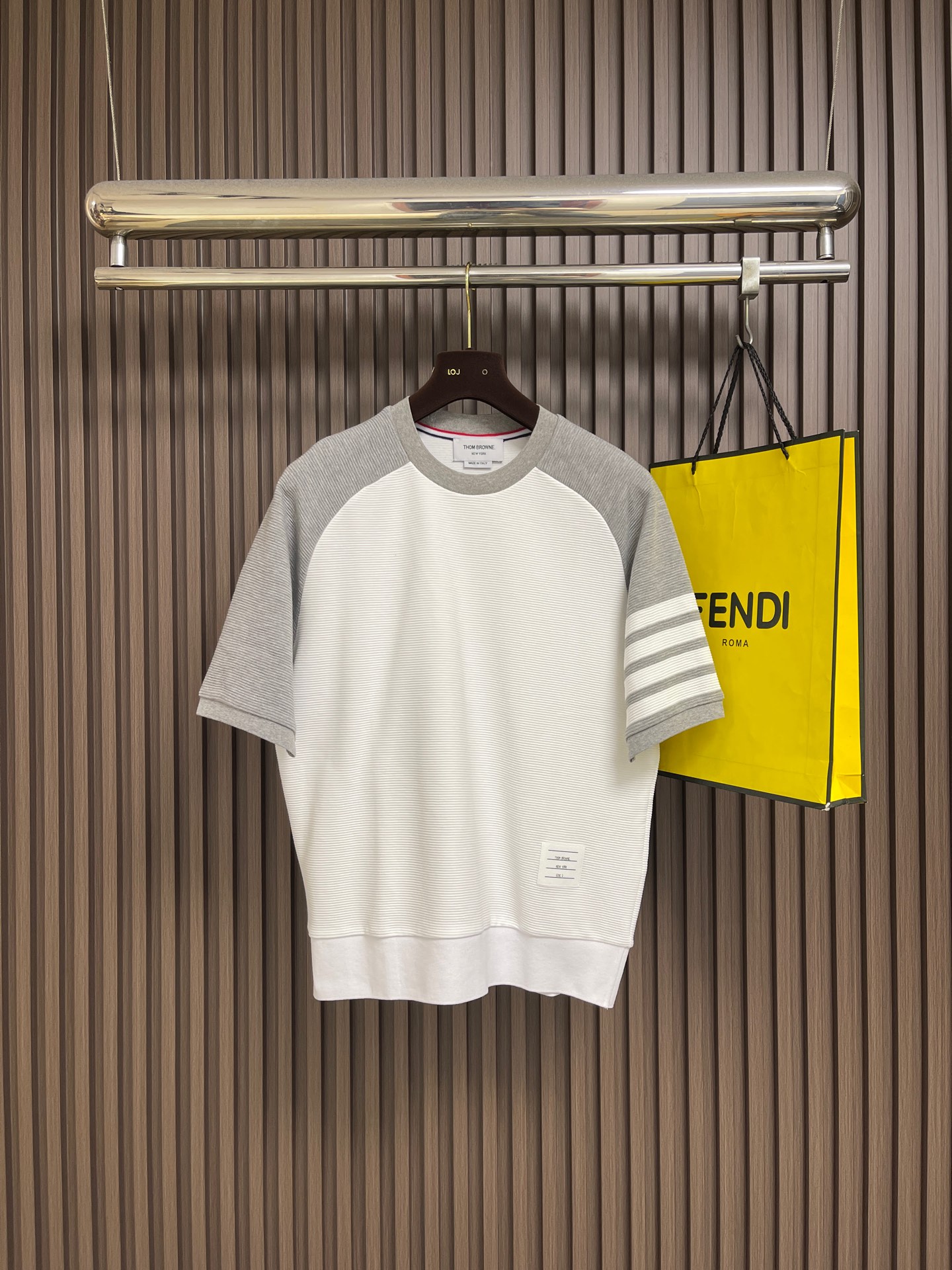 NO:839895,Thom Browne TB 2026SS raglan sleeves contrasting color short-sleeved T-shirt, color spun custom fabric 380g water ripple combed cotton, minimum order quantity 1 ton, computer positioning lathe cutting, blue and white color matching, gray and white color matching collar and hem customized 380g flat machine thread, counterpoint to point classic contrasting color water ripple lines, the upper body is particularly good. Size 1-2-3-4 1 code, bust 102, length 66, sleeve length 39  Size 2, bust 108, length 68, sleeve length 40, size 3, bust 114, length 70, sleeve length 41, size 4, bust 120, length 72, sleeve length 42, T-shirt, tees, t-shirt,19860909Thom Browne TB 2026SS插肩袖撞色短袖T恤,色纺定制面料380克水波纹精梳棉,起订量1吨 电脑定位车床裁剪,蓝白拼色,灰白拼色领口下摆定制380克横机螺纹,对位对点经典撞色水波纹线条上身特别好.尺码1-2-3-4 1码 胸围102衣长66 袖长39 2码 胸围108衣长68 袖长40 3码 胸围114 衣长70 袖长41 4码 胸围120衣长72 袖长42,,T-shirt,tees，t-shirt,,Men's clothing