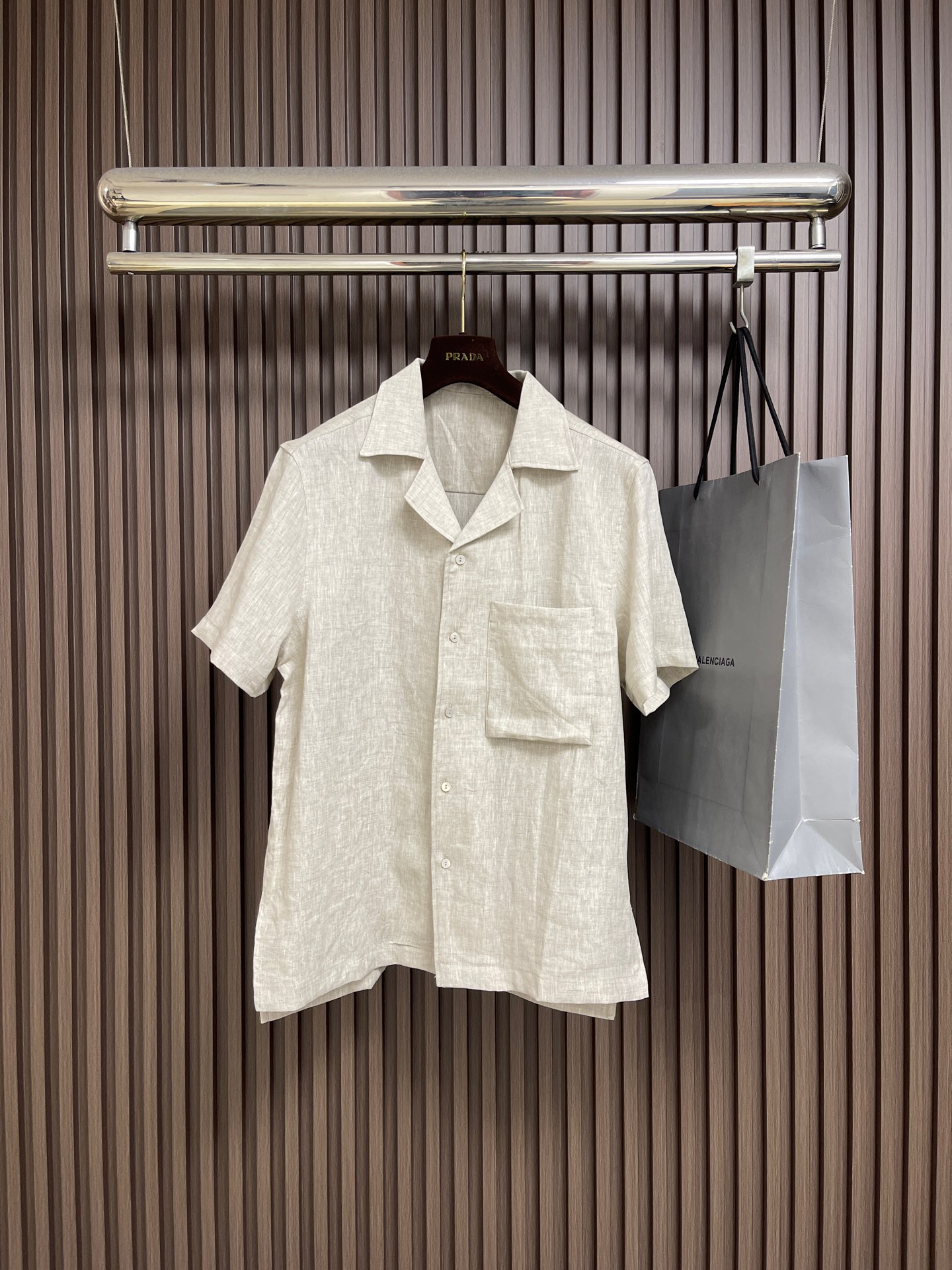NO:839855,LP Loropiana's new spring and summer short-sleeved shirt. This lightweight cotton shirt is made of linen fabric. It has a classic and simple design and refreshing colors. It is the most worth buying item this season. It has a simple and elegant design. It is a must-have for fashion and is easy to control!  An indispensable style with simple design, three-dimensional tailoring, moderate length to beautify the proportions of the upper body, and a very modern and versatile shape!  Size M-XXL,,loro piana,loro piana,shirts,T-shirt,19860909LP Loropiana 春夏新款短袖衬衫,本款轻盈棉质衬衣采用亚麻质地面料,经典简约设计搭配,清爽色调,这一季最值得入手的单品,简约大气又精致的小设计,时髦精必入,超好驾驭！简约设计款不可或缺款式,立体剪裁,适中长度修饰美化上身比例,造型上极具现代百搭可塑性！尺码M-XXL,,loro piana,loro piana,shirts,T-shirt,,Men's clothing