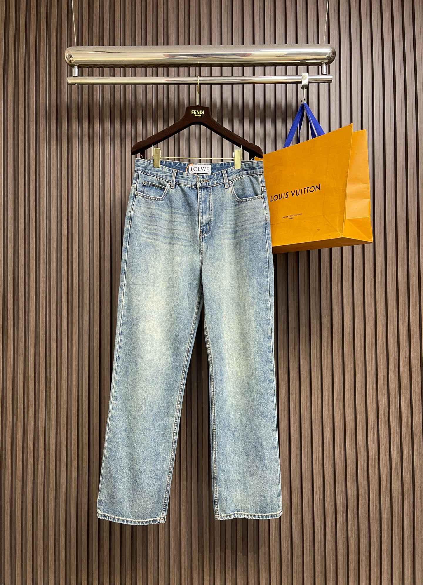 NO:839919,LOEWE Anagram embroidered classic logo jeans trousers. Customized indigo moire high-density denim. Tight and crisp, delicate and flexible. It is based on mist washed indigo and has a high-end texture that has accumulated over time. The logo is engraved on the back pocket with the Anagram hollow mark. It is an ingenious signature hidden in the details. The LOEWE logo is embossed on the dark brown leather plate on the waist. The denim is decorated with a precious medal. It is low-key but has a hidden edge.  Exquisite line routing outlines a neat silhouette, revealing a noble texture in a quiet place, showing high-end taste in a casual manner. Using imported machine embroidery technology, using advanced computer control systems and precision mechanical components to realize Anagram logo embroidery operations with high precision, smooth and delicate lines. Full-strip horse scanning and spraying technology. Through the washing process, the color of the entire pair of jeans has a natural fading effect in parts. The jeans are then placed in the washing equipment for desizing.  Stone grinding and bleaching to show a uniform fading effect. Use a high-pressure pump to spray the dye on the entire denim fabric to achieve the same color tone as the original. Stone grinding and light fermentation to de-bleach and soften. The mutual friction between the pumice stone and the clothing causes wear and fading effects on the surface of the denim. The combination of pulling and bleaching allows the clothing to produce a certain texture and stretching effect while bleaching. Size 38-40-42-44 S-XL 38 size waist 87 waist 87  Pants length 114, size 40, waist 91, waist 91, length 115, size 42, waist 95, waist 95, length 116, size 44, waist 99, waist 99, length 117,,loewe,jeans,19860909LOEWE Anagram刺绣经典logo牛仔裤长裤 定制靛蓝云纹高密丹宁 紧实挺括 细腻柔韧 以雾感水洗靛蓝为基调 自带时光沉淀的高级质感 标志 Anagram镂空印记镌刻后袋 是隐于细节的匠心落款 腰头深棕皮牌压印LOEWE标识 为丹宁缀以矜贵勋章 低调却锋芒暗藏 精致走线勾勒利落版型 于静谧处流露矜贵质感 自在随性间尽显高阶品味 采用进口机刺绣工艺 使用先进的计算机控制系统和精密的机械部件 实现Anagram 印标识刺绣作业 精度高 线条流畅而细腻 全条马骝扫描喷料技术 通过洗水工艺使整条牛仔裤的颜色在局部产生自然褪色的效果 再将牛仔裤放入洗水设备中进行褪浆 石磨并漂色 呈现出均匀褪色效果 通过高压泵将染料喷射的方式喷洒在整条牛仔面料上 以达到与原版一致色调 石磨轻酵拉解漂加软 通过浮石与衣物的相互摩擦 使牛仔布表面产生磨损和褪色效果 通过拉扯和漂白相结合 使衣物在漂白的同时产生一定的纹理和拉伸效果.尺码38-40-42-44 S-XL  38码腰围87 腰围87 裤长114  40码腰围91 腰围91 裤长115  42码腰围95 腰围95 裤长116  44码腰围99 腰围99 裤长117,,loewe,jeans,,Men's clothing