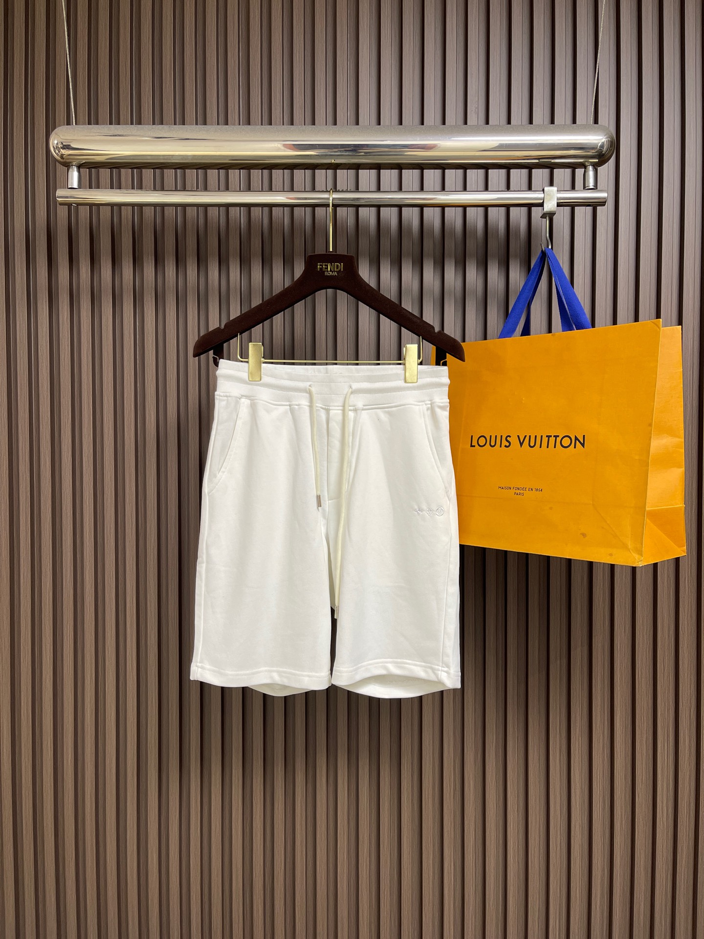 NO:848697,LV  The embossed checkerboard terry shorts are made of the original custom-made soft cotton blended terry luxury fabric. The texture is clear, plump and lazy, comfortable and close to the skin. The white tone is as calm and deep as the deep sea. The full-width checkerboard embossing uses three-dimensional relief techniques, using a high-density electronic jacquard machine to achieve a three-dimensional effect with 'positive and negative layer weaving', and then customized  The mold is hot-pressed to hot-melt the fibers in specific areas and permanently shape the relief contours with an accuracy of micron level. The fabric is washed and has a better hand texture, which is not easy to deform, shrink and fade, and maintains long-term beauty. It is custom-woven and dyed, without any color difference from the original version. The craftsmanship is perfectly restored, three standards are complete, and customized accessories. Sizes S-XL  46-52 Size 46 waist 76 leg opening 33 pants length 49 48 size waist 78 leg opening 34 pants length 51 50 size waist 80 leg opening 35 pants length 52 52 size waist 82 leg opening 36 pants length 54,,louis vuitton,shorts,19860909LV 压纹棋盘格毛圈短裤,面料采用原版一致定制臻柔棉混纺毛圈奢绮布,纹理清晰,丰满慵懒,舒适贴肤,白色基调似深海般沉静深邃.全幅棋盘格压纹采用立体浮雕技法,通过高密度电子提花机以“正负层织法”实现立体效果,再以定制模具热压使特定区域纤维热熔粘合,永久定型浮雕轮廓,精度达微米级别.面料经浇洗处理,手感质感更佳,不易变形、缩水与褪色,保持长久美观.定织定染,与原版无任何色差.匠心工艺完美还原,三标齐全,定制辅料.尺码S-XL 46-52 46码腰围76 脚口33裤长49 48码腰围78 脚口34裤长51 50码腰围80 脚口35裤长52 52码腰围82 脚口36裤长54,,louis vuitton,shorts,,Men's clothing