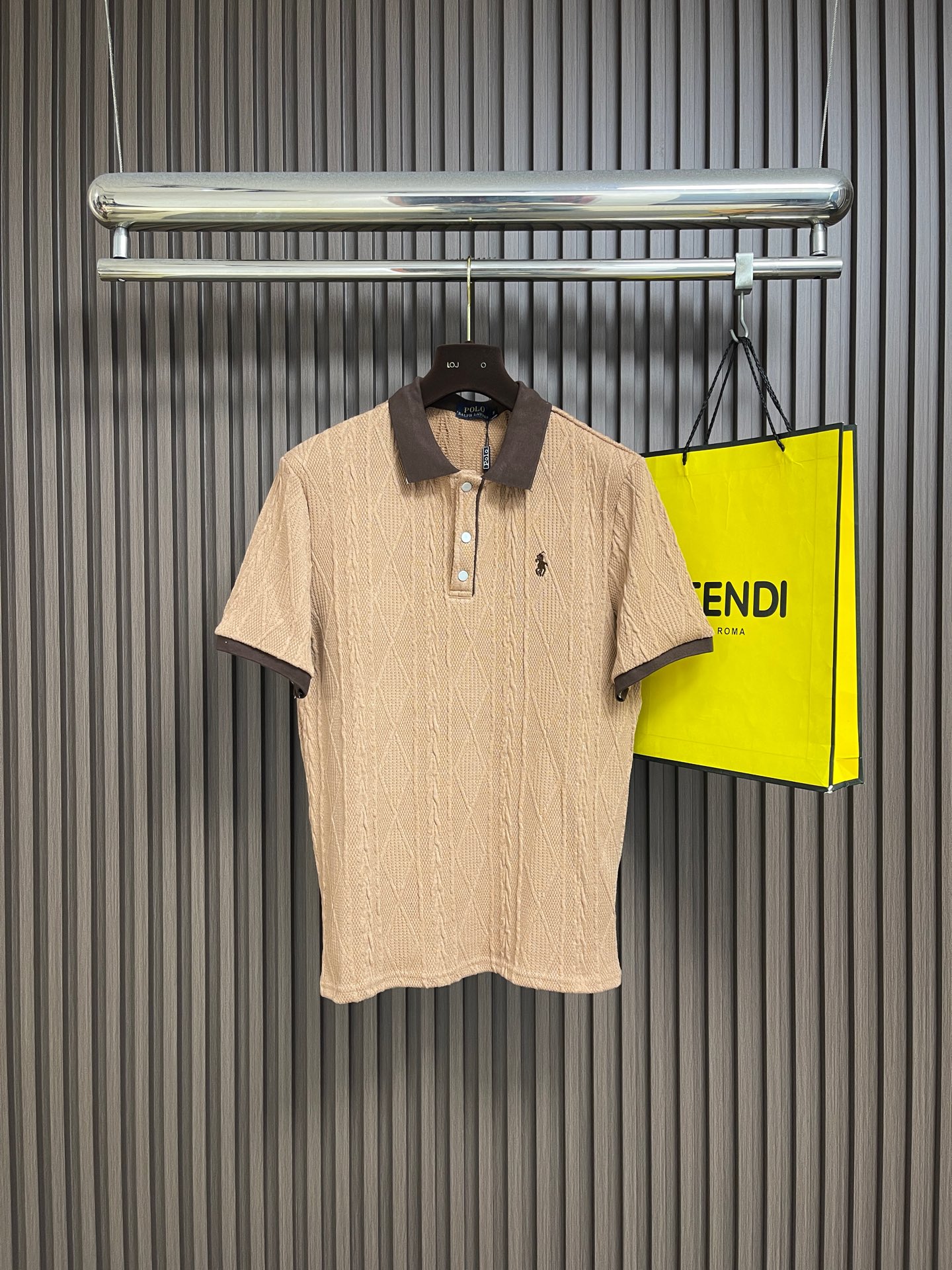 NO:839912,RALPH LAUREN Ralph Lauren pony logo small twist knitted short-sleeved Polo shirt, RALPH’s small twist is so amazing!  The soft and waxy knitted fabric is very comfortable to wear, and has a vertical twist texture, making it easy to create a relaxed old-money style!  Whether worn alone or layered, it is super stylish. Sizes S-XL, loro piana, T-shirt,19860909RALPH LAUREN 拉夫劳伦小马标小麻花针织短袖Polo衫,拉夫这件小麻花太绝了！软糯针织面料贴身穿巨舒服,自带垂直感的麻花纹理,轻松拿捏松弛老钱风！不管是单穿还是叠穿都超有质感.尺码S-XL,,loro piana,T-shirt,,Men's clothing