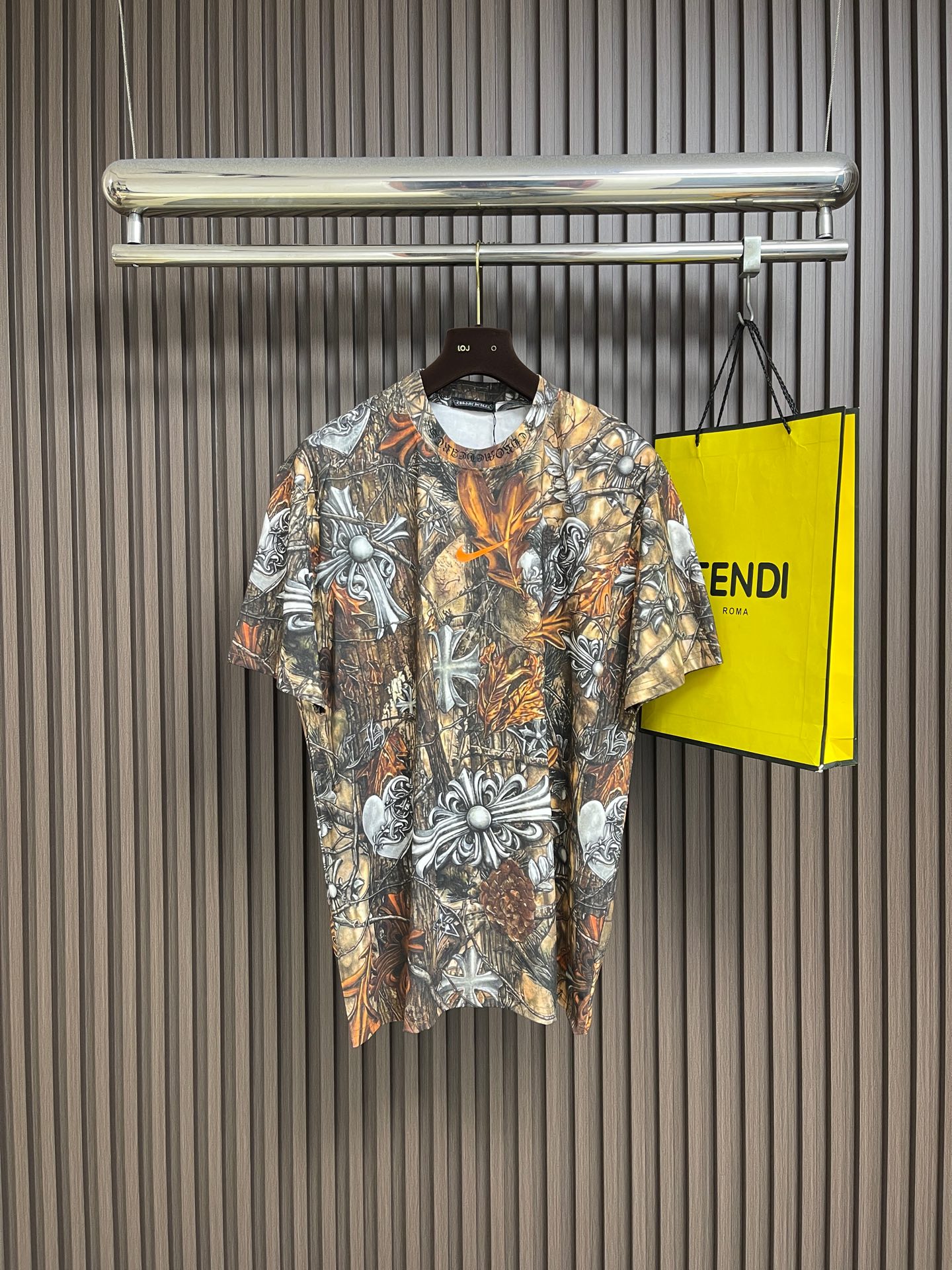 NO:839811,CH Croxin 2026SS Spring and Summer New Style  The fallen leaves horseshoe printed short-sleeved T-shirt combines the retro jungle camouflage with the iconic horseshoe and cross flower elements to unlock a new dark street style. The heavyweight pure cotton fabric is selected, the texture is crisp and textured, and the upper body has a relaxed silhouette, which is not flattering on the figure. The whole pattern is covered with fallen leaves, pine branches and old bark textures as a base, which is perfect for wearing  The three-dimensional embossed silver cross flowers, hearts and orange-brown horseshoe flowers are visually rich and highly recognizable; the gothic letter webbing on the collar low-key highlights the identity, and the small orange label hides the details. It is a collection-level item that both street fashionistas and light luxury players cannot resist. Sizes S-XL,, chrome  hearts,T-shirt,tees,t-shirt,19860909CH 克罗心 2026SS春夏新款 落叶马蹄印花短袖T恤,将复古丛林迷彩与标志性马蹄、十字花元素碰撞融合,解锁暗黑街头新风格.精选重磅纯棉面料,肌理挺括有质感,上身自带松弛廓形,不挑身材.满幅落叶、松枝与做旧树皮纹理打底,穿插立体浮雕感的银色十字花、爱心与橙棕马蹄花,视觉层次丰富又极具辨识度；领口哥特风字母织带低调彰显身份,小橙标暗藏细节,是街头潮人与轻奢玩家都无法抗拒的收藏级单品.尺码S-XL,,chrome hearts,T-shirt,tees，t-shirt,,Men's clothing