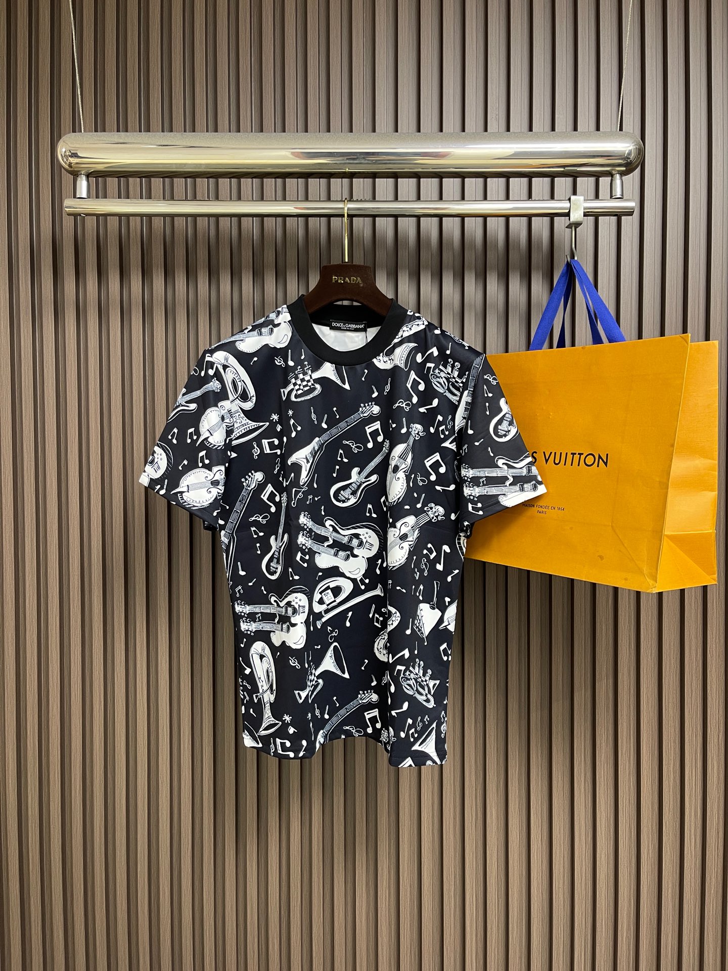 NO:839810,Tops Shorts DG DOLCE&GABBANA 2026ss new retro palace style printed short-sleeved T-shirt shorts suit, using retro palace style exquisite all-over printing design, angels and other gorgeous elements, with strong visual impact; the suit is worry-free to match, showing luxurious personality and fashionable uniqueness. Slim version. Sizes S-XL, Dolce&Gabbana, shorts, T-shirt, tees, t-shirt,19860909上衣 短裤 DG DOLCE&GABBANA 2026ss新款复古宫廷风印花短袖T恤短裤套装,采用复古宫廷风格精致满印设计,天使等华丽元素,视觉冲击力强；套装搭配省心,尽显奢华个性,兼具时尚独特性 修身版型.尺码S-XL,,Dolce&Gabbana,shorts,T-shirt,tees，t-shirt,,Men's clothing