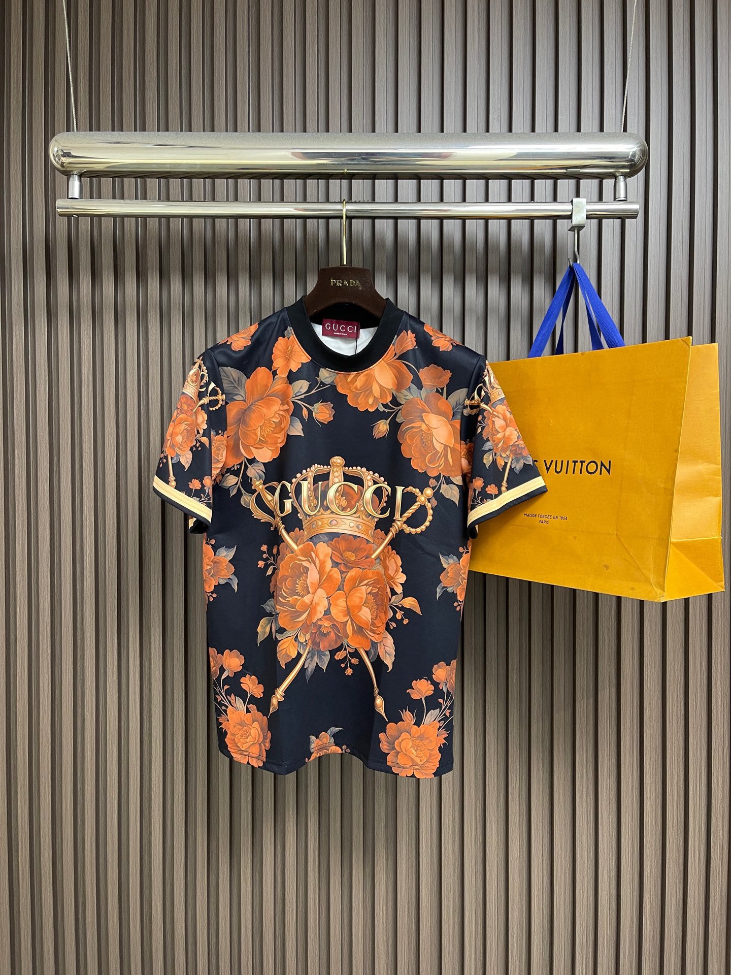 NO:839913,Tops Shorts GUCCI 2026ss new retro palace style printed short-sleeved T-shirt shorts suit, using a retro palace style exquisite all-over printing design, angels and other gorgeous elements, with strong visual impact; the suit is worry-free to match, showing luxurious personality and fashionable uniqueness. Slim version. Sizes S-XL,, gucci, shorts, T-shirt, tees, t-shirt,19860909上衣 短裤 GUCCI 2026ss新款复古宫廷风印花短袖T恤短裤套装,采用复古宫廷风格精致满印设计,天使等华丽元素,视觉冲击力强；套装搭配省心,尽显奢华个性,兼具时尚独特性 修身版型.尺码S-XL,,gucci,shorts,T-shirt,tees，t-shirt,,Men's clothing