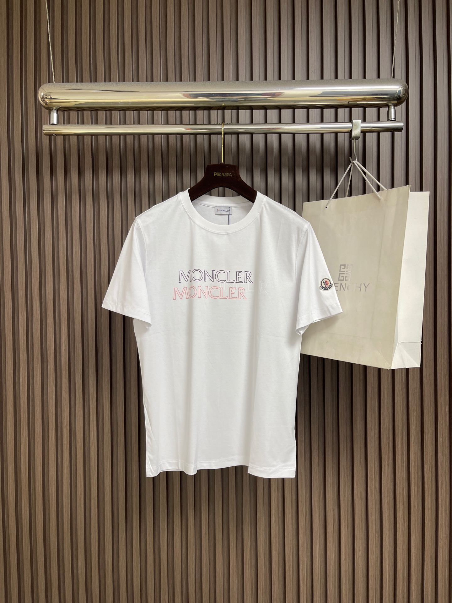 NO:839802,Moncler's new three-color hollow printed short-sleeved T-shirt is made of custom-made high-density water-soft cotton fabric with added anti-static technology. The three-color staggered hollow printed pattern design on the chest is not too exaggerated. The simple and clear three-color contrasting design and matching can better reflect the model of art!  Three standards are complete. Sizes M-3XL, T-shirt, tees, t-shirt,19860909Moncler 新品三色镂空印花短袖T恤,定制克高密水柔棉面料,增加抗静电工艺,胸前三色错位镂空印花图案设计,没有太多的浮夸,简单明了的三色撞色设计搭配,更能体现艺术的典范！三标齐全.尺码M-3XL,,T-shirt,tees，t-shirt,,Men's clothing