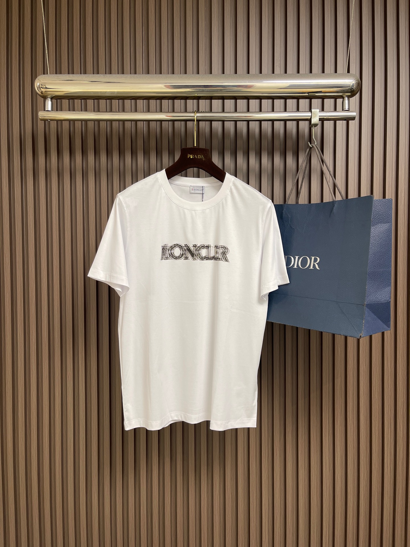 NO:839869,MONCLER  The new spring and summer 2026 T-shirts are made of Xinjiang long-staple cotton. The fiber length and strength are far superior to ordinary cotton. The fabric is anti-pilling, anti-stretching, and breathable and sweat-absorbent, making it suitable for summer wear. The woven fabric has both softness and stiffness, and is not too thin.  It retains the 'silky smooth' touch of long-staple cotton and is highly skin-friendly. The MONCLER brand personalized design letters on the chest of this T-shirt are designed and printed, highlighting the low-key charm of personality. Sizes M-3XL, tees, t-shirt,19860909MONCLER 2026春夏新款T恤,面料采用新疆长绒棉,纤维长度和强度远超普通棉,面料抗起球、抗拉伸,且透气吸汗,适合夏季穿着.织出的面料兼具柔软度与挺括感,不会过于单薄,同时保留长绒棉“丝绸般顺滑”的触感,亲肤性强.这款T恤胸前的MONCLER品牌个性设计字母做了设计印花,彰显个性低调的魅力.尺码M-3XL,,tees，t-shirt,,Men's clothing