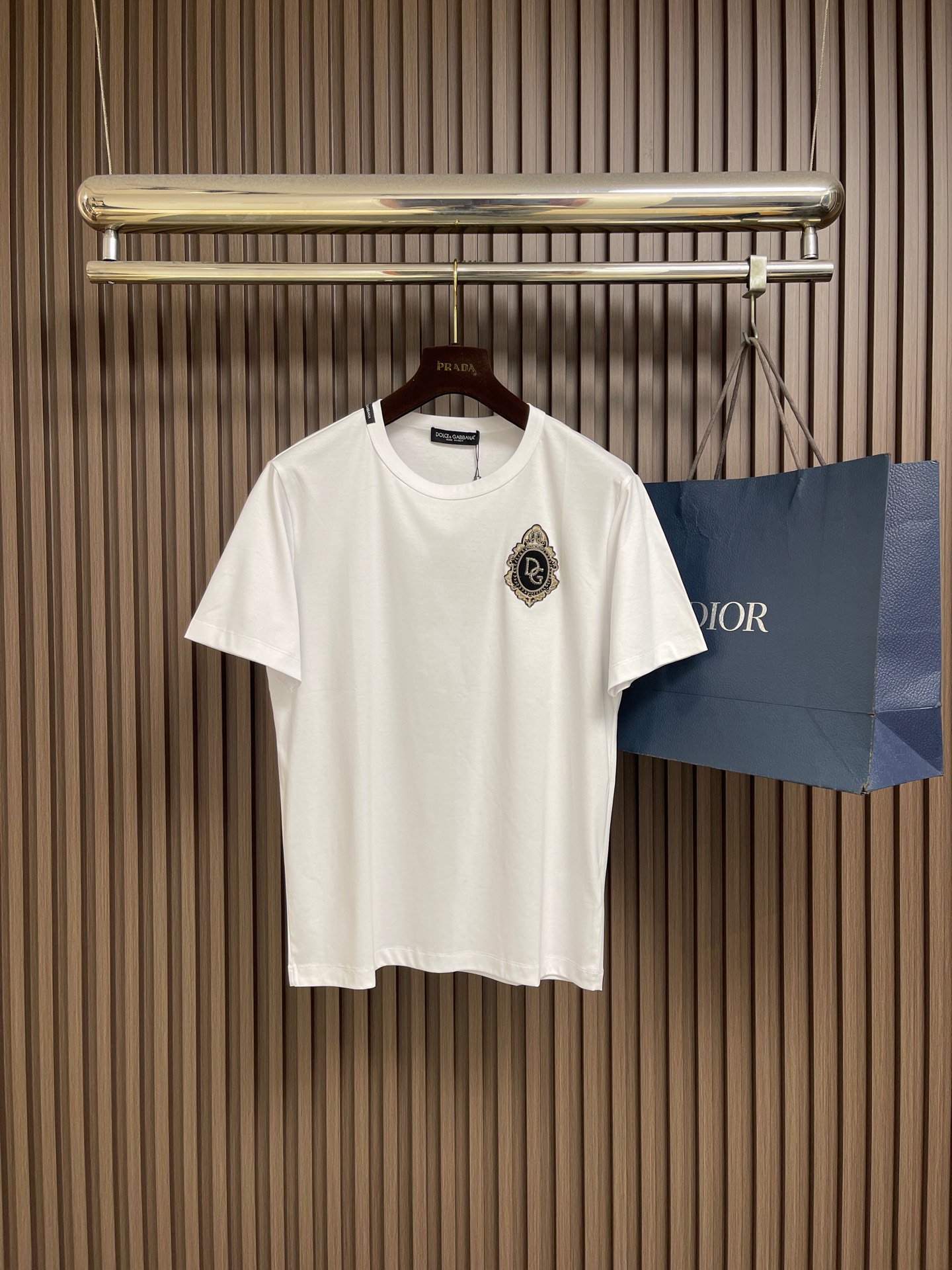 NO:845089,DG 2026ss new summer shield badge round neck short-sleeved T-shirt is clearly identifiable and effectively flaunts the brand identity. The designer uses the LOGO pattern for a unique and innovative interpretation, and it is integrated into the fabric with custom weaving technology, making it natural!  High-end materials are imported from Egypt, and the finest long-staple cotton raw materials from the Nile River area are selected for excellent lighting. They are custom-woven and dyed in a century-old Italian workshop. Their breathability is also unparalleled, and you can enjoy the ultimate luxury!  Size M-3XL,,T-shirt,tees,t-shirt,19860909DG 2026ss夏季新款盾牌徽章圆领短袖T恤,辨识度鲜明,有力标榜了品牌身份,通身设计师运用LOGO图案进行别具一格的创新演绎,以定织工艺融于面料中,浑然天成！客供埃及进口高级物料,甄选尼罗河区域光照极好的上等长绒棉花原料,经过意大利百年工坊定织定染而成,透气性亦无敌优越,奢华极致享受！尺码M-3XL,,T-shirt,tees，t-shirt,,Men's clothing