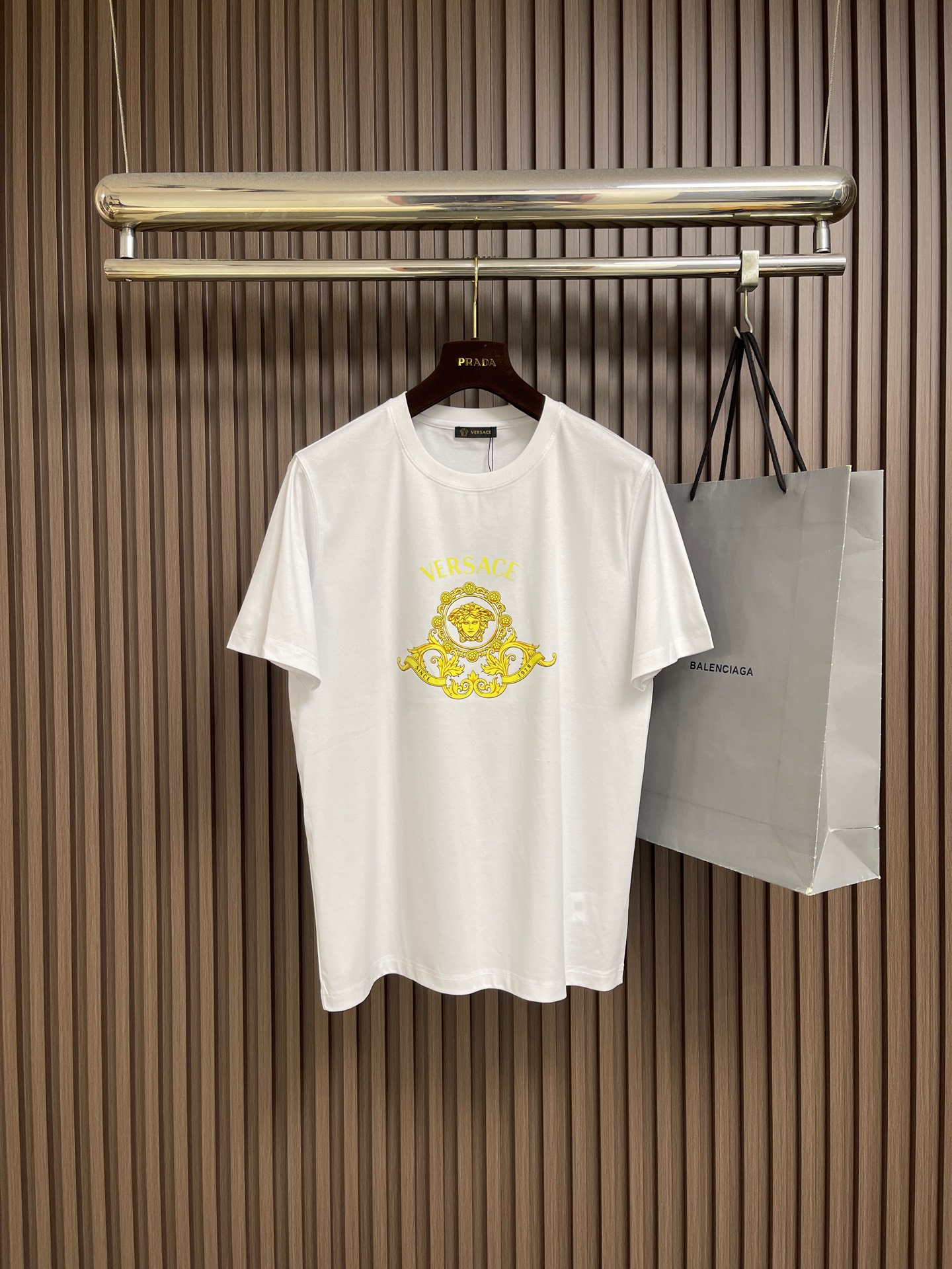 NO:839858,Versace 2026ss early spring new chest Medusa printed short-sleeved T-shirt. The fabric is made of 240g 32-count double sand pure cotton. It uses imported digital printing for 1-1 precise positioning. The process uses 4 needles and 6 threads. The accessories are original and customized. The hardware is comfortable to wear, breathable, does not pill, is handmade and comfortable, is thick and does not deform. Size M-3XL,,versace,T-shirt,tees,t-shirt,19860909Versace 2026ss早春新款胸前美杜莎印花短袖T恤,面料采用240克32支双沙纯棉,采用进口数码印1-1精准定位,工艺采用4针6线 辅料原版定制五金穿着舒适 透气 不起球 手工舒适 厚实不变形.尺码M-3XL,,versace,T-shirt,tees，t-shirt,,Men's clothing