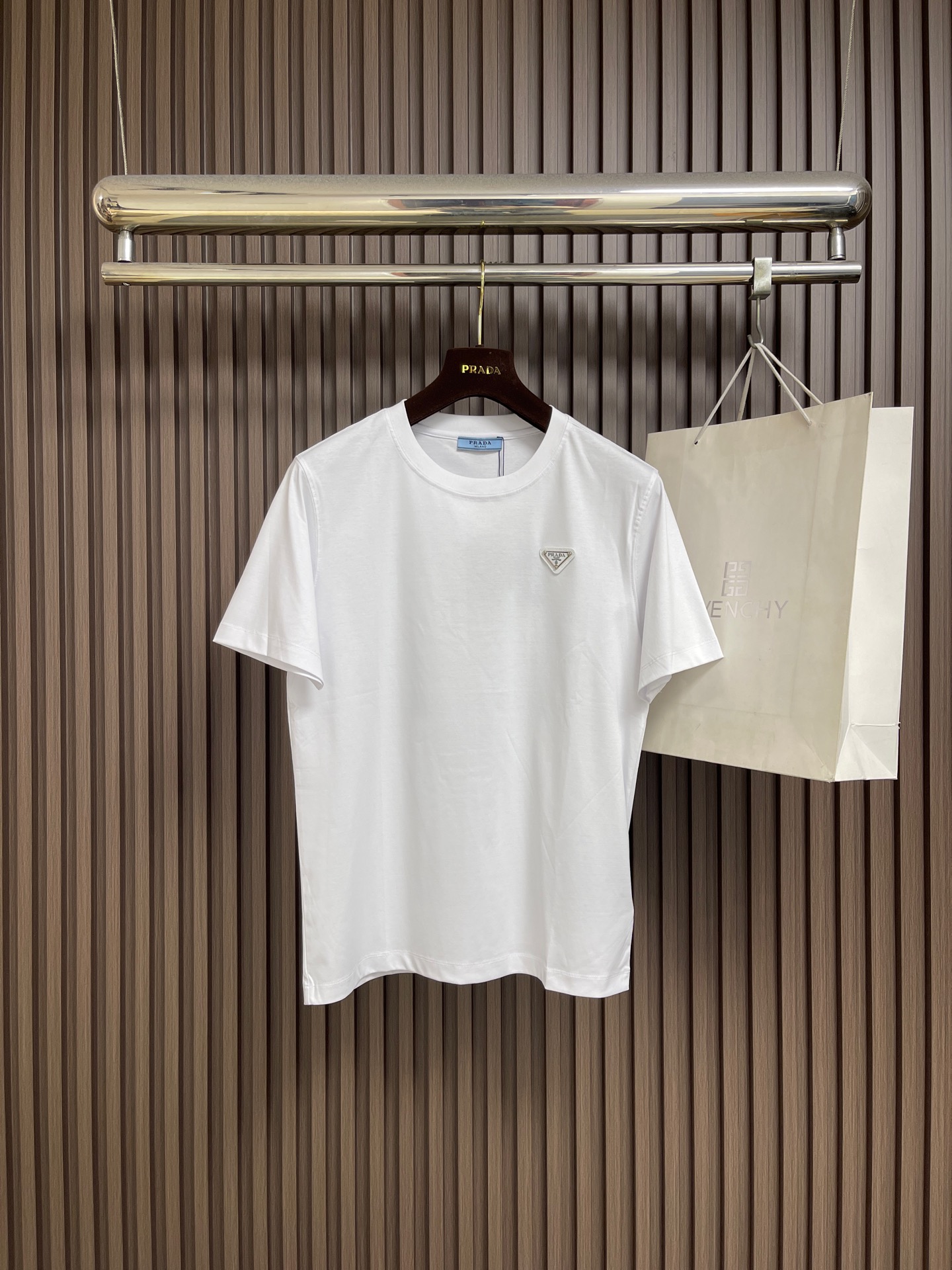 NO:839829,Prada triangle logo short-sleeved T-shirt, customized ammonia silk protein double weaving. Breathable and refreshing, comfortable and close to the skin. The color is pure and elegant. The iconic Prada triangle logo embellishes the chest to highlight the brand charm. Hidden in the public and visible in the mind. The ultimate form of modern luxury. Wear the T-shirt as a walking minimalist art. The imported special machine infrared is used to locate the 'Prad triangle logo' position more accurately. It is firm and strong, and the fabrics have been washed. It has a better hand feel and texture. It is not easy to deform, not easy to shrink, not easy to fade.  Maintain long-term beauty. The overall wiring is straight and delicate, the fabric is comfortable and soft, and the color is consistent without color difference. It can be matched with the same style to create a fashionable look and control various occasions. Customized accessories, complete with three standards, same style for men and women!  Size M-3XL,,prada,T-shirt,tees,t-shirt,19860909Prada 三角徽标短袖T恤,定制氨丝蛋白双生织 透气清爽 舒适贴肤 色调纯净而高雅 标志性Prada三角标点缀胸前 彰显品牌魅力 隐于众 显于智 现代奢侈的终极形态 把T恤穿成行走的极简艺术.采用进口专机红外线定位'Prad三角标'位置更为精准 牢固结实,面料都经过浇洗 手感质感更佳 不易变形 不易缩水 不易褪色 保持长久的美观.整体走线平直细腻,面料舒适柔软,颜色一致无色差 能与同款搭配营造时尚造型,驾驭各种场合,定制辅料,三标齐全,男女同款！尺码M-3XL,,prada,T-shirt,tees，t-shirt,,Men's clothing